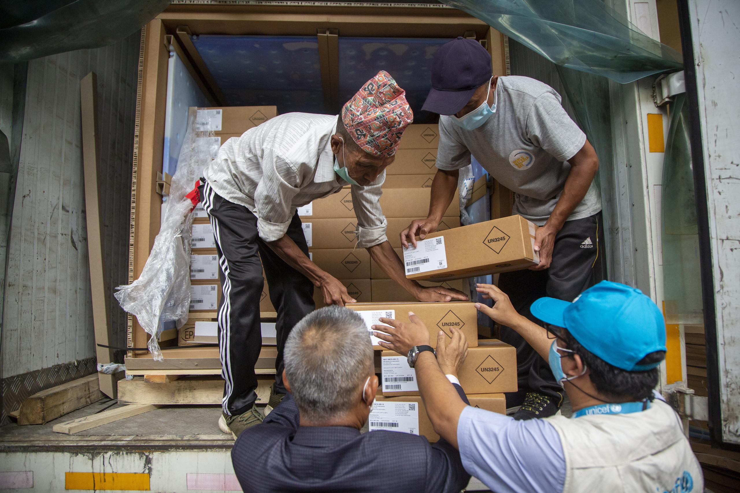 La embajada de Estados Unidos apuntó que esta donación forma parte del compromiso del presidente estadounidense, Joe Biden, de incluir a Nepal entre los países prioritarios en recibir parte de las 80 millones de dosis que su administración distribuye por el mundo.
