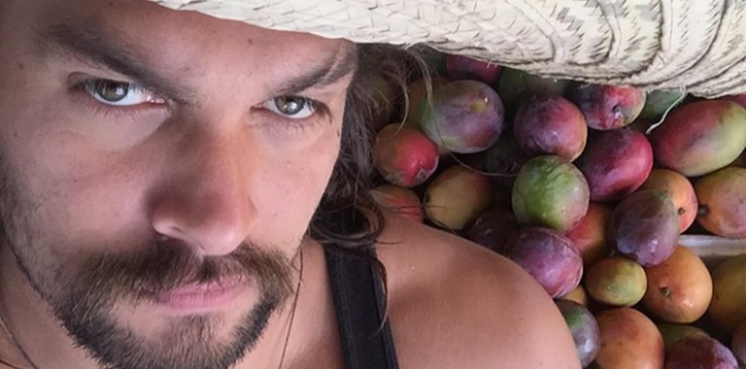 Jason Momoa posa junto a unos mangós. (Instagram)