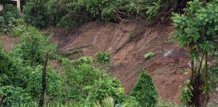 Una de las preocupaciones es un deslizamiento de terreno ocurrido en la carretera 106 de Mayaguez. (Archivo)