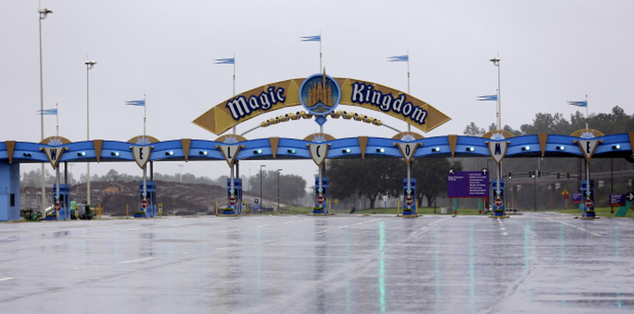 Así lucía la entrada de Magic Kingdom el pasado domingo tras el cierre del parque por el paso del huracán Irma. (AP / John Raoux)