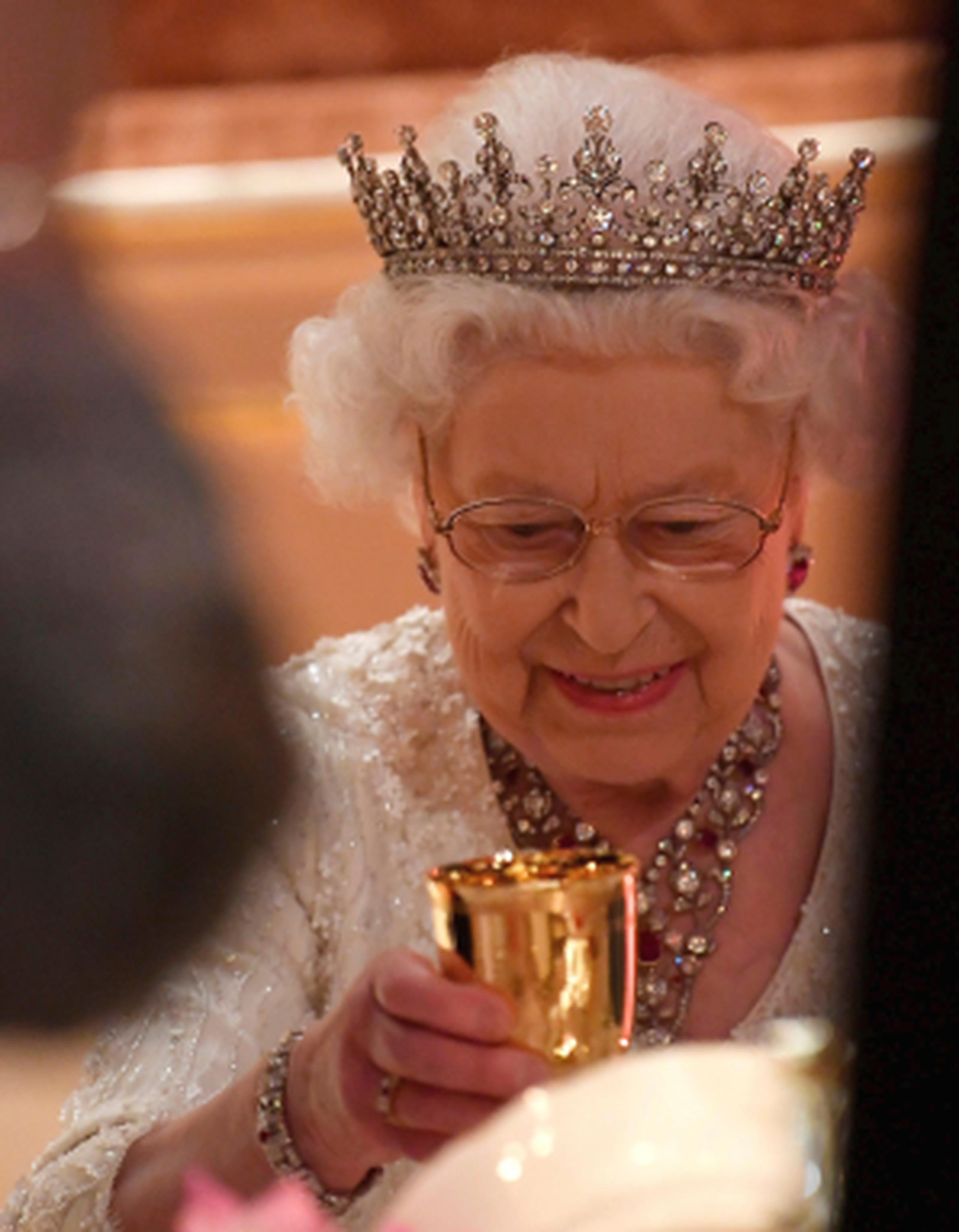 Isabel II, la monarca y jefa del Estado viva con más años de reinado, lleva 66 años en el trono. (AP)