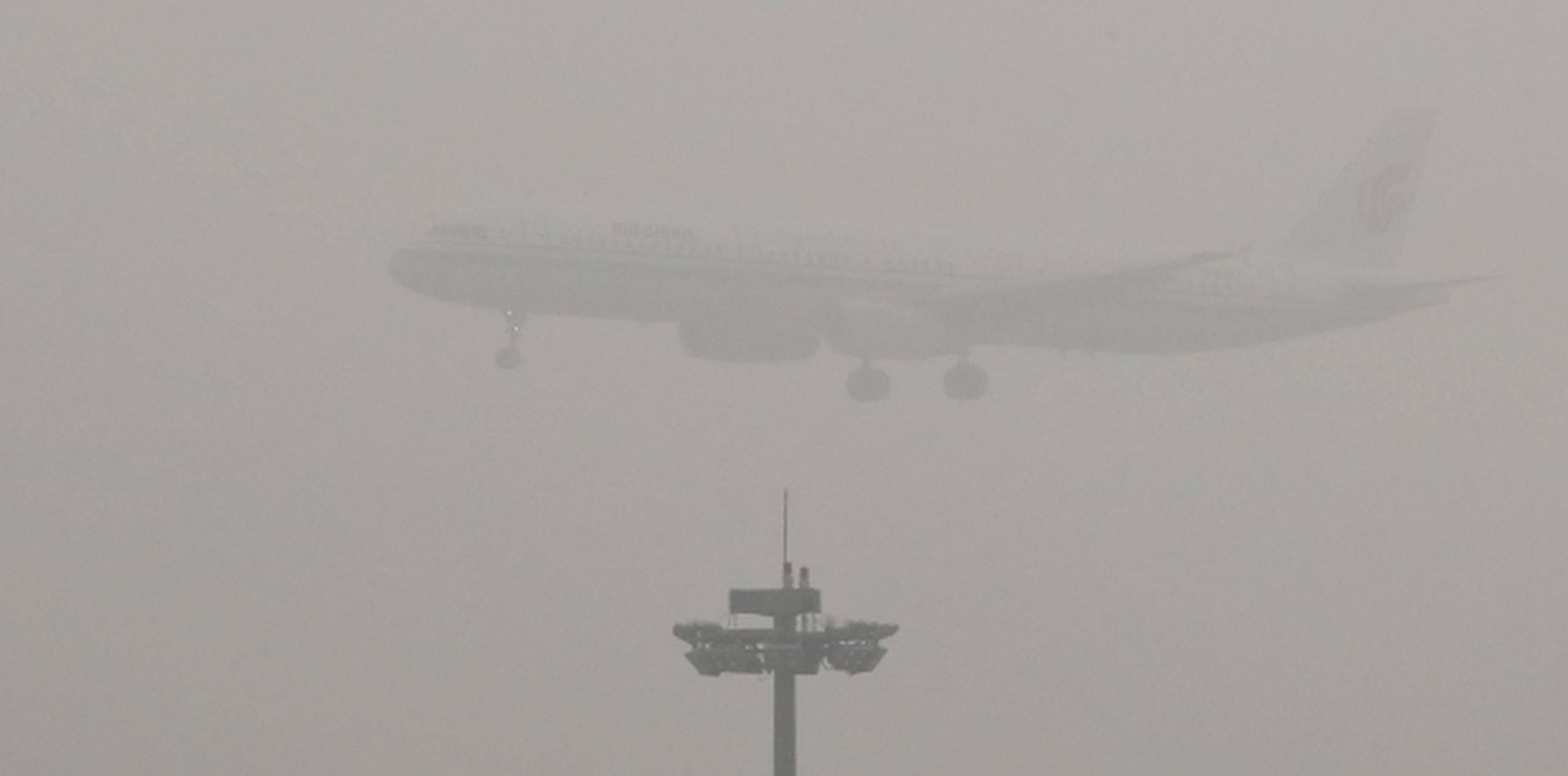Más de 300 vuelos que tenían que despegar de Tianjin, también en el norte, fueron cancelados el domingo por la mala visibilidad. (AP)