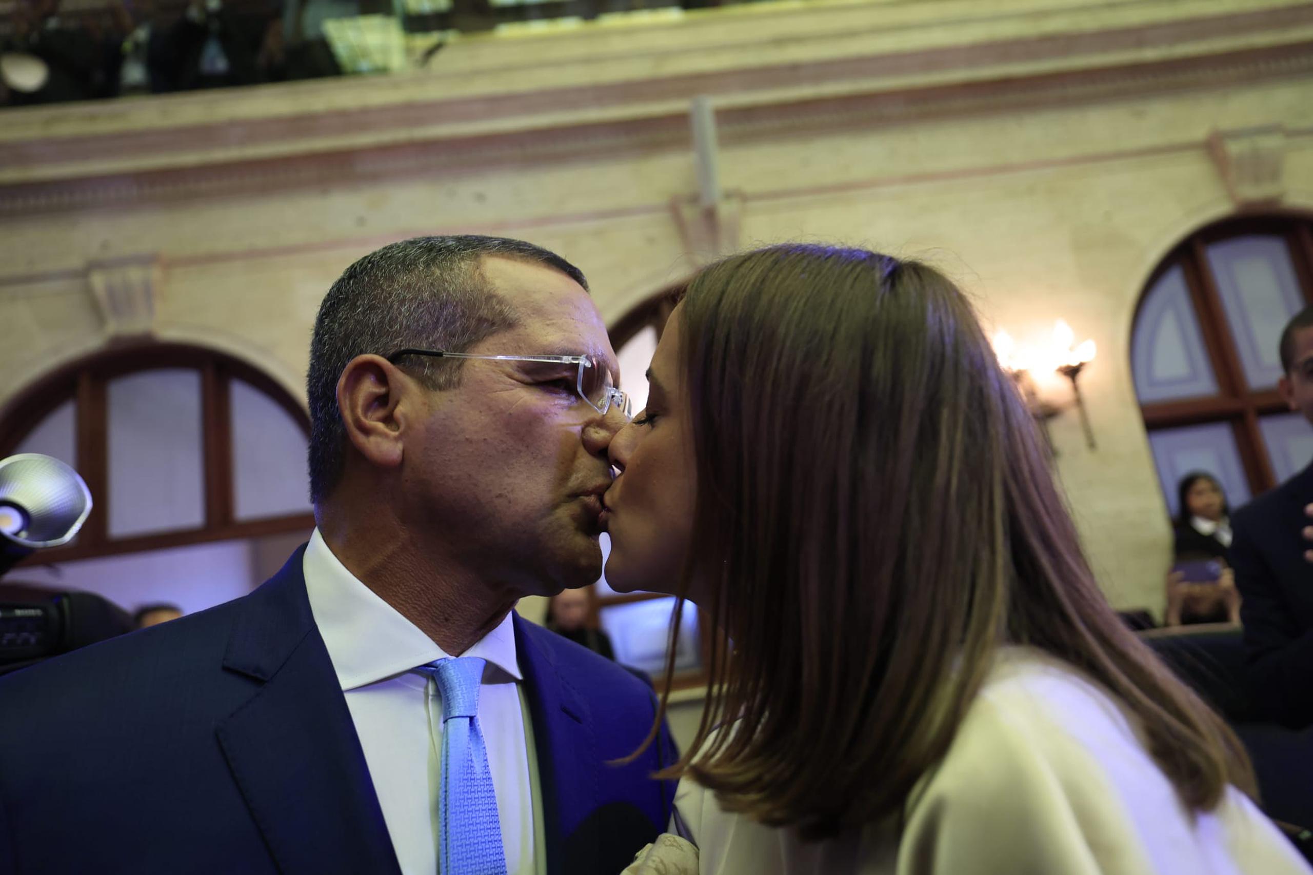 Besa a su prometida, la licenciada Fabiola Ansótegui Blanc.