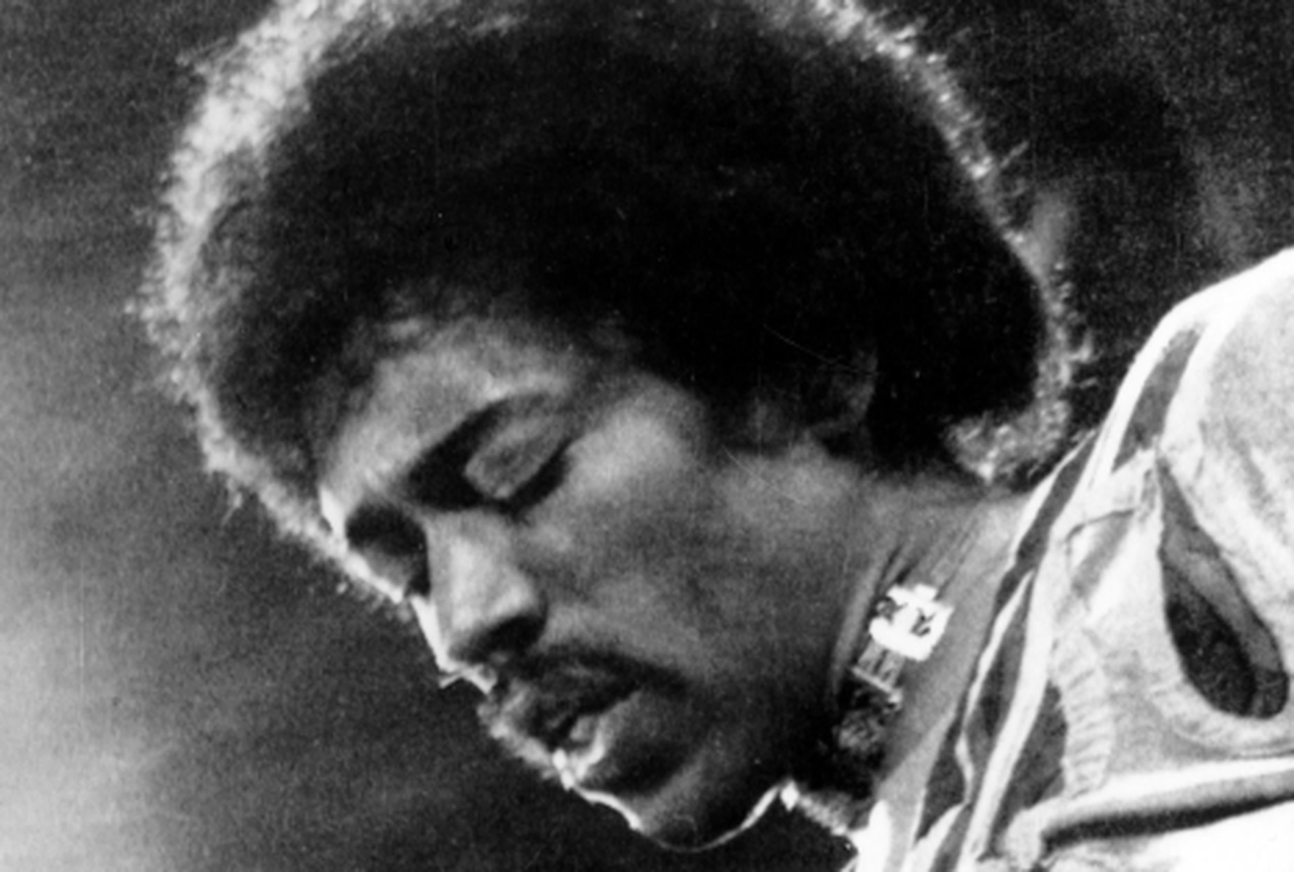 Hendrix grabó las canciones aparte de su banda Jimi Hendrix Experience cuando probaba algunos sonidos experimentales para su segundo disco "Electric Ladyland". (AP)