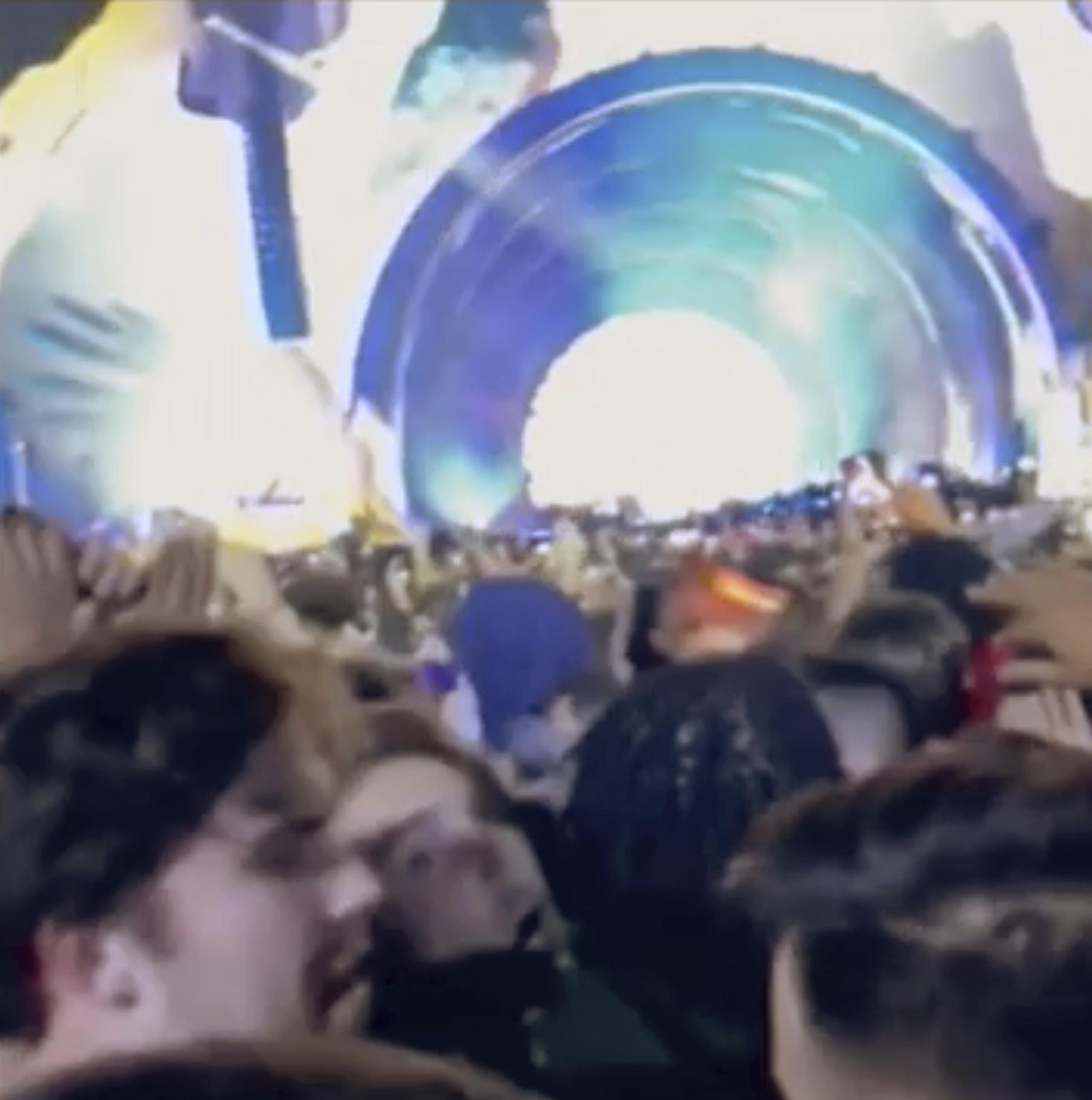 Imagen tomada de un video del celular de uno de los asistentes al festival que capta el momento en que personas de la multitud gritan a otras a echarse hacia atrás.