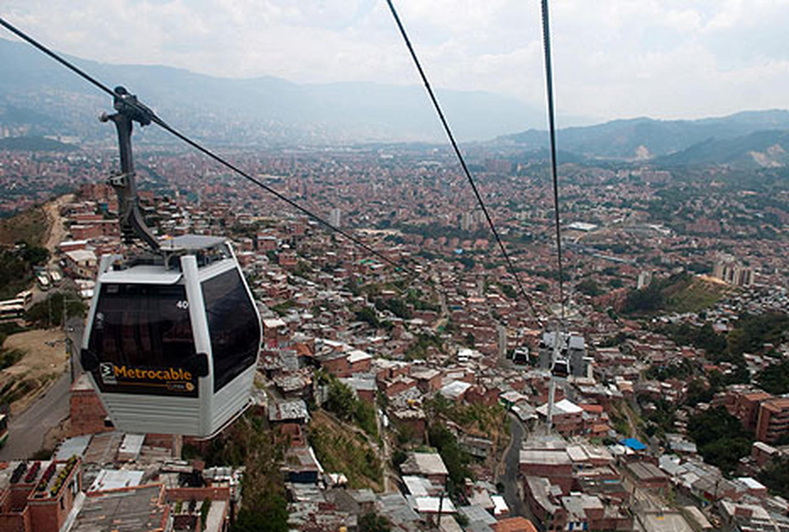 En los años ochenta y noventa del siglo pasado, Medellín estaba considerada la ciudad más violenta del mundo, un lugar donde se llegaron a registrar más de 7,000 homicidios al año.
