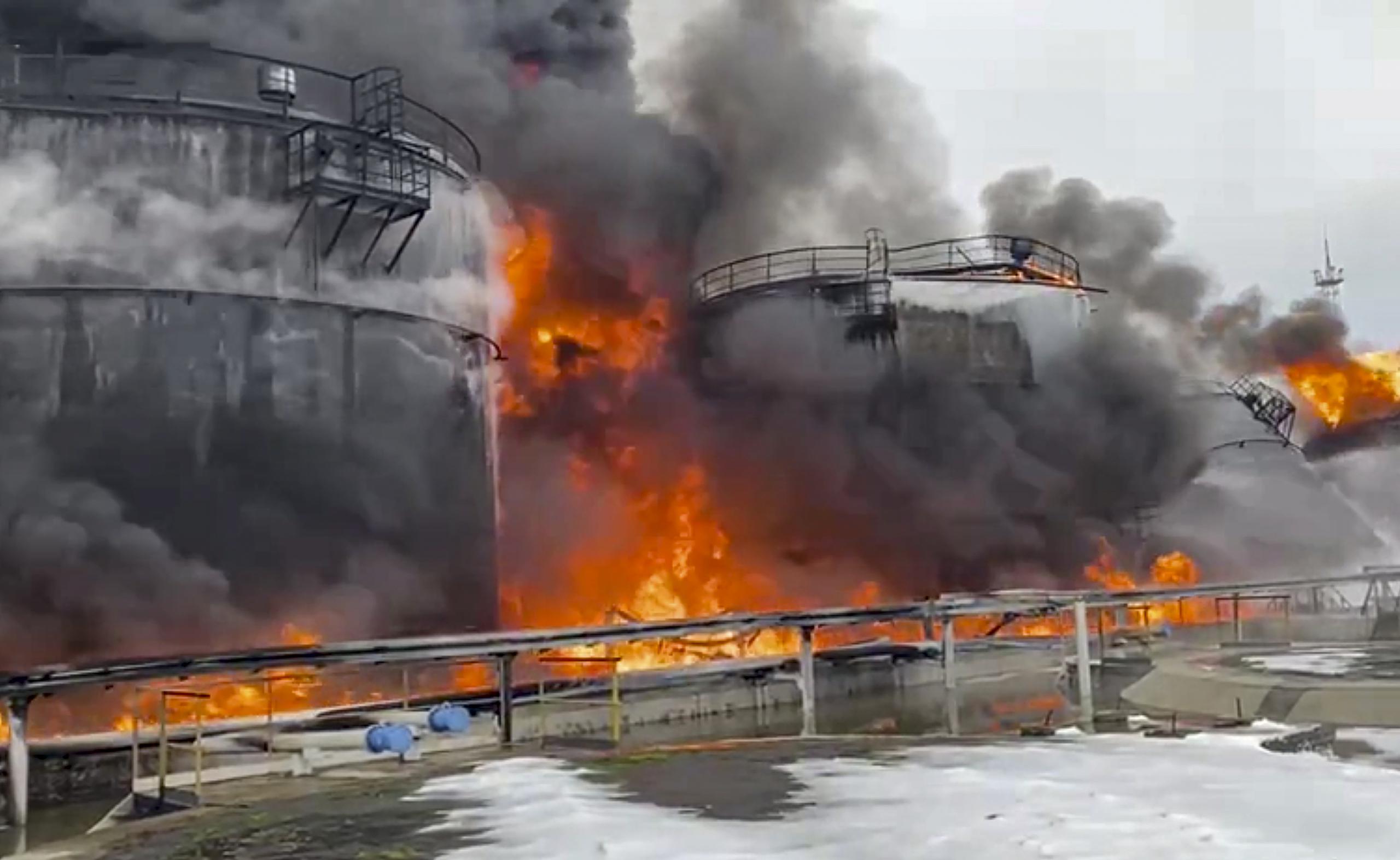 Extinción del incendio provocado por un ataque ucraniano con drones contra el depósito de petróleo de Klintsevskaya, en la región rusa de Bryansk. (EFE/EPA/Ministerio de Emergencias de Rusia)