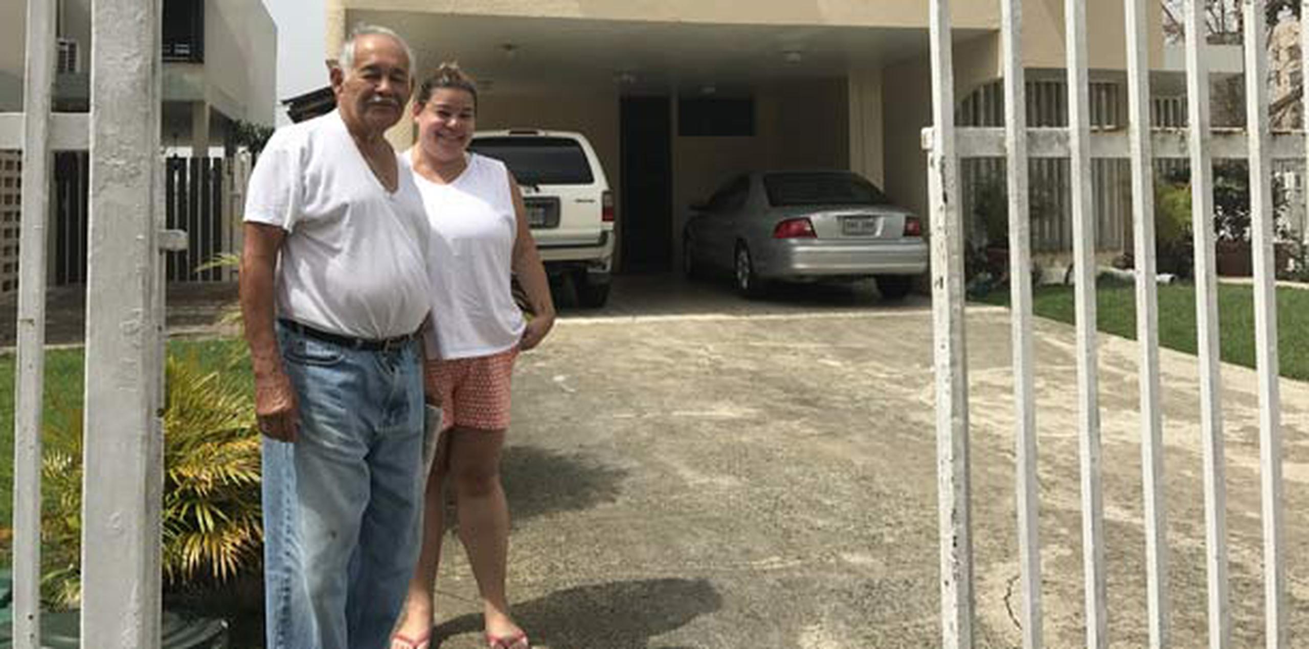 José Antonio Pacheco junto a su hija Leslieann Pacheco, residentes de las Mansiones de Alejandrina en Guaynabo. (nemesis.mora@gfremdia.com)