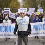 Miles de personas protestan contra la privatización del sistema de salud en Madrid