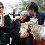 Entierran los restos de las víctimas de una matanza de estudiantes en Perú