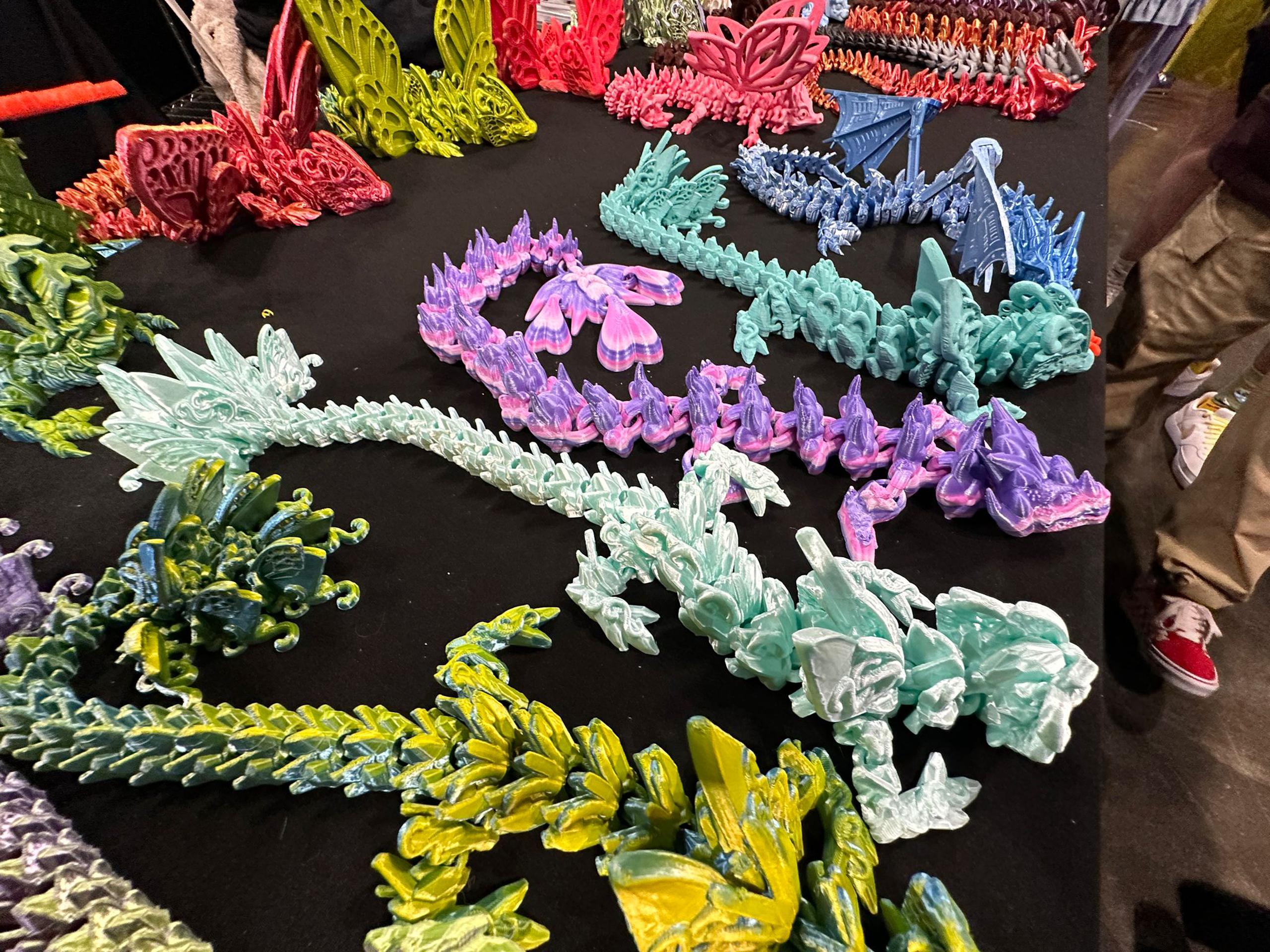 Carrillo expuso una colección de coloridos dragones creados con impresión tridimensional en su estación.