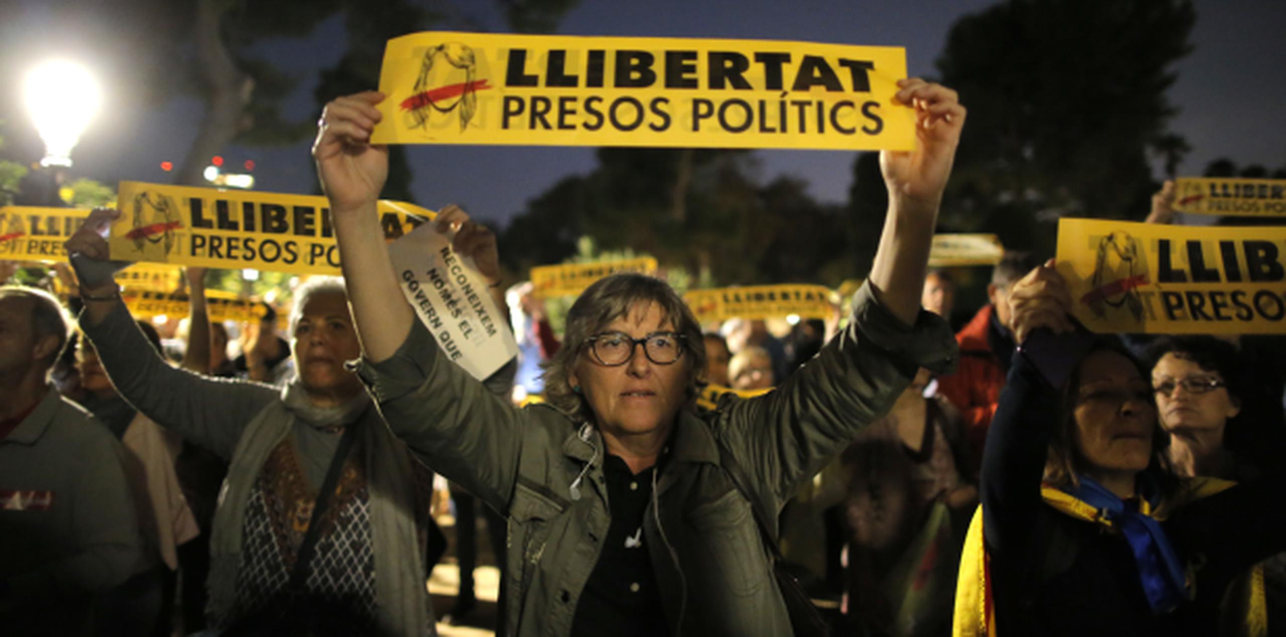 El encarcelamiento de los exmiembros del gobierno catalán provocó una nueva oleada de protestas en Cataluña y el expresidente Puigdemont huyó a Bruselas esta semana. (AP)