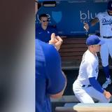 Kike Hernández perrea en el dugout de Los Dodgers