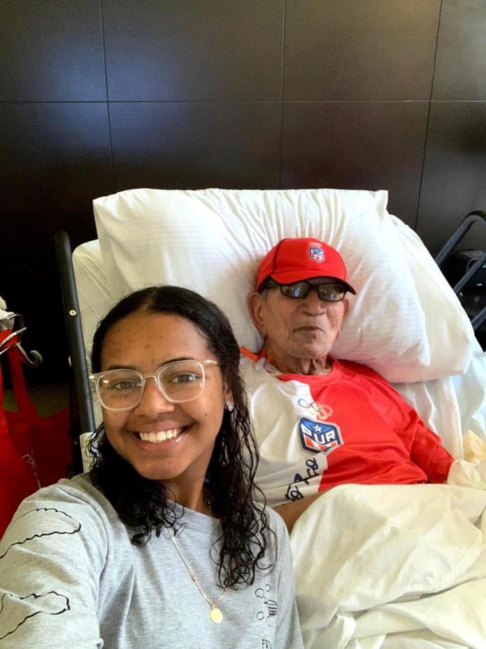 Marcelle Báez de visita con el abuelo Johnny 'Indio' Báez.