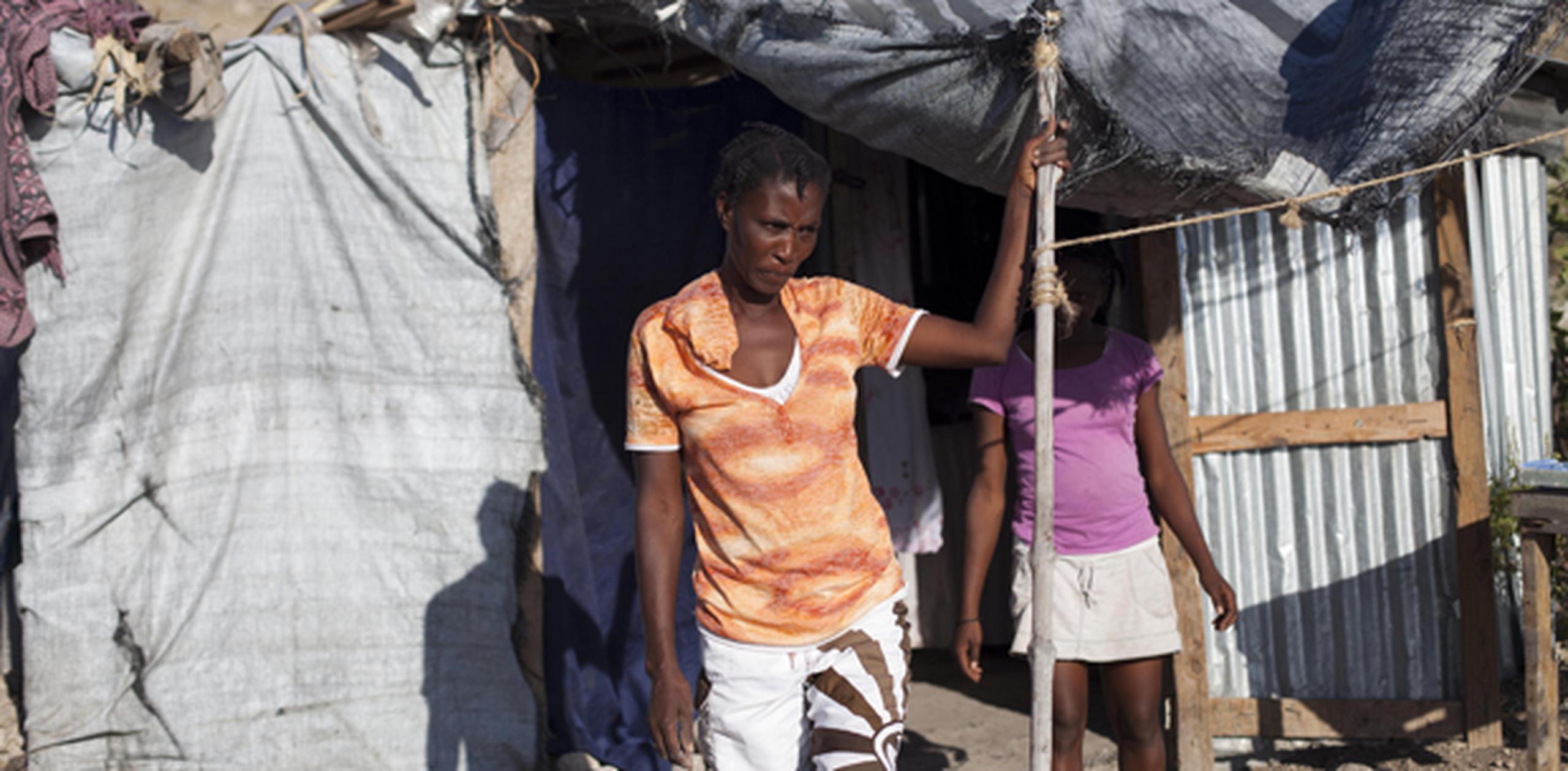 Rosena Dordor, de 40 años, vive en una pequeña casucha con su esposo y tres hijos de un solo cuarto en la zona de Puerto Príncipe desde que hace cinco años perdió su hogar. (AP)
