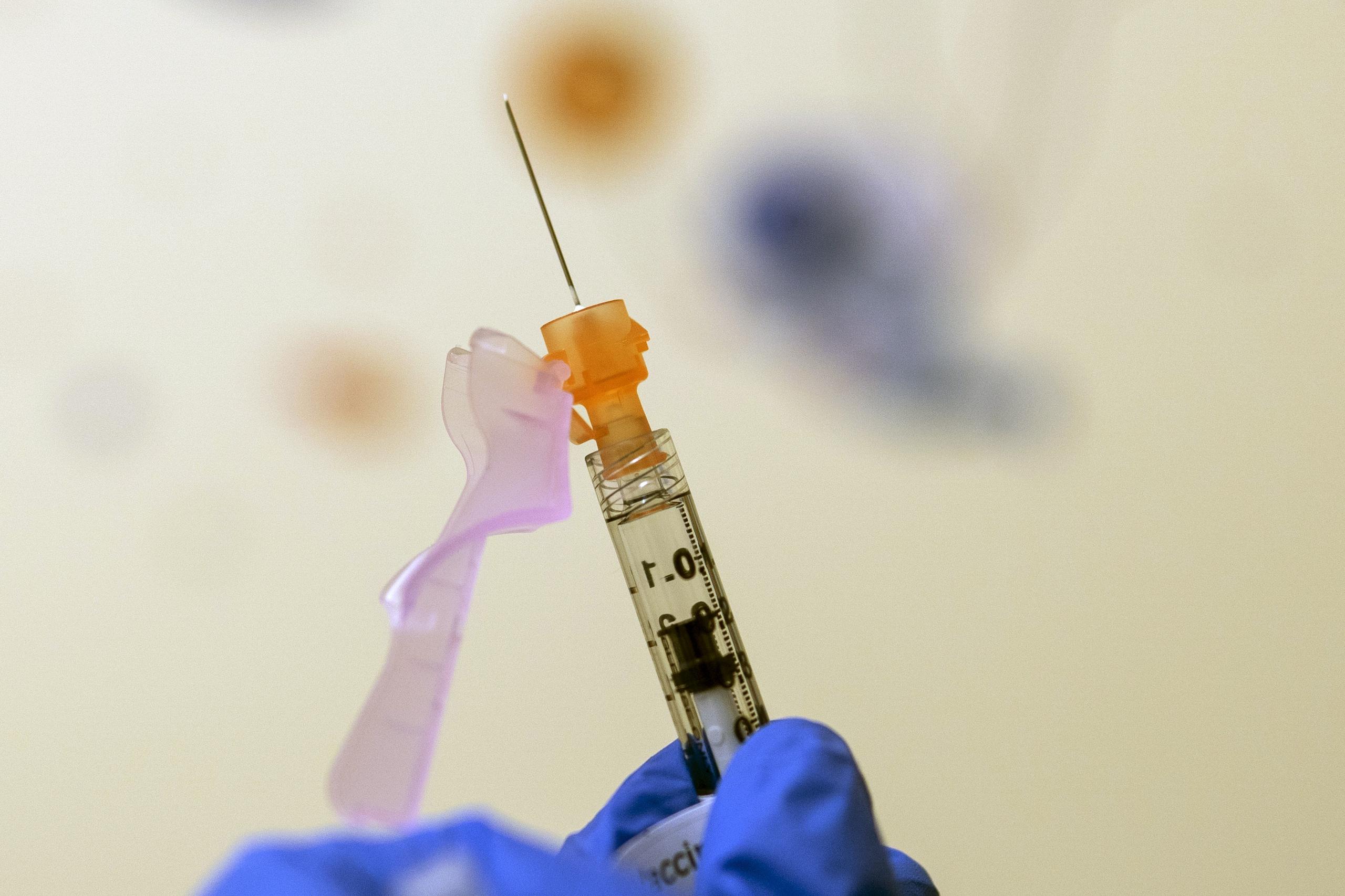 La FDA sostuvo que estarán evaluando "todas las opciones disponibles" tras el aumento de hospitalizaciones que hubo en menores de edad con la ola de contagios por la variante ómicron.