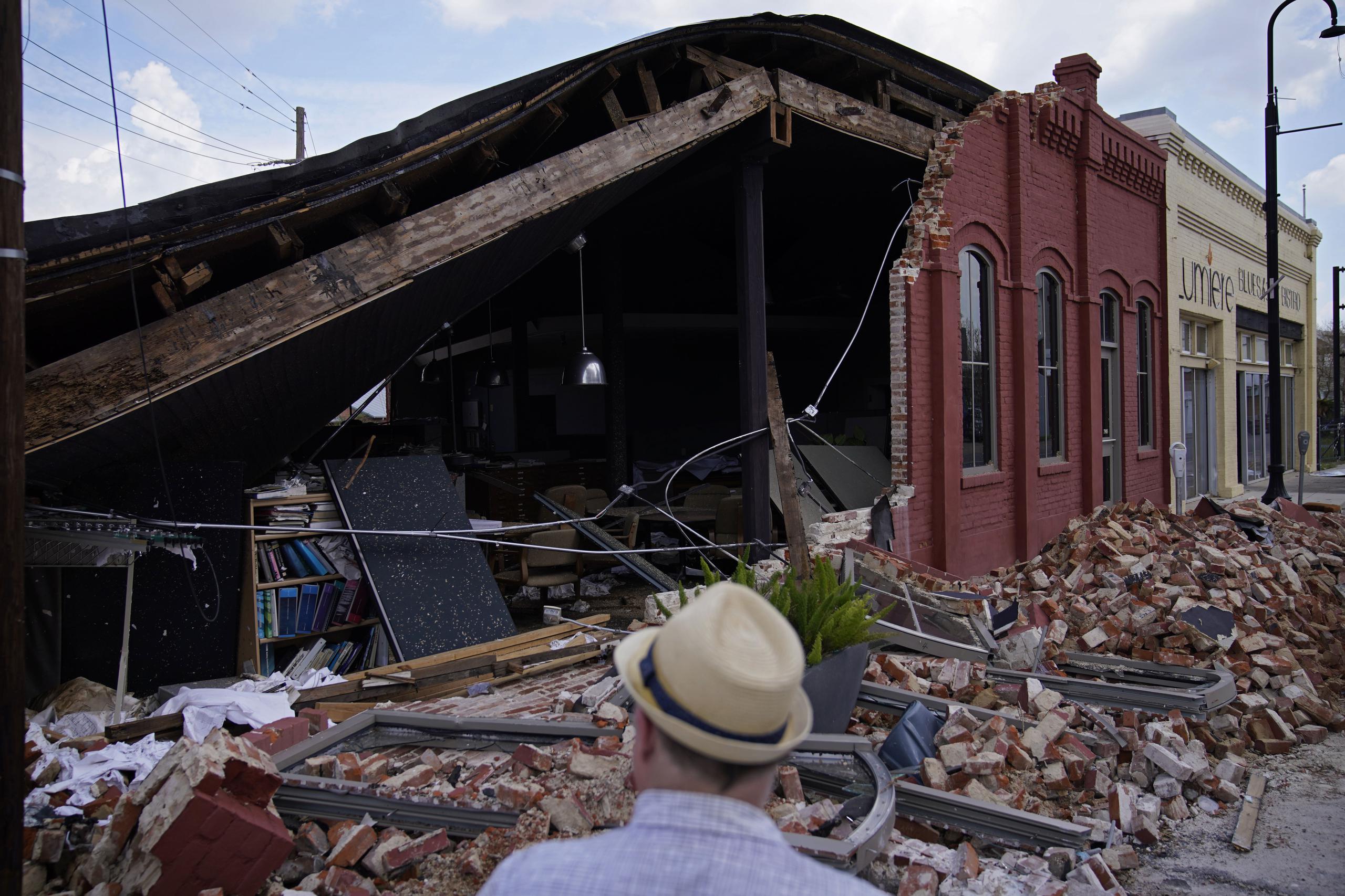 Un hombre observa un edificio colapsado parcialmente tras el paso del huracán Ida en Houma, Luisiana.