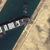 Sin fecha para liberación de buque atascado en Canal de Suez