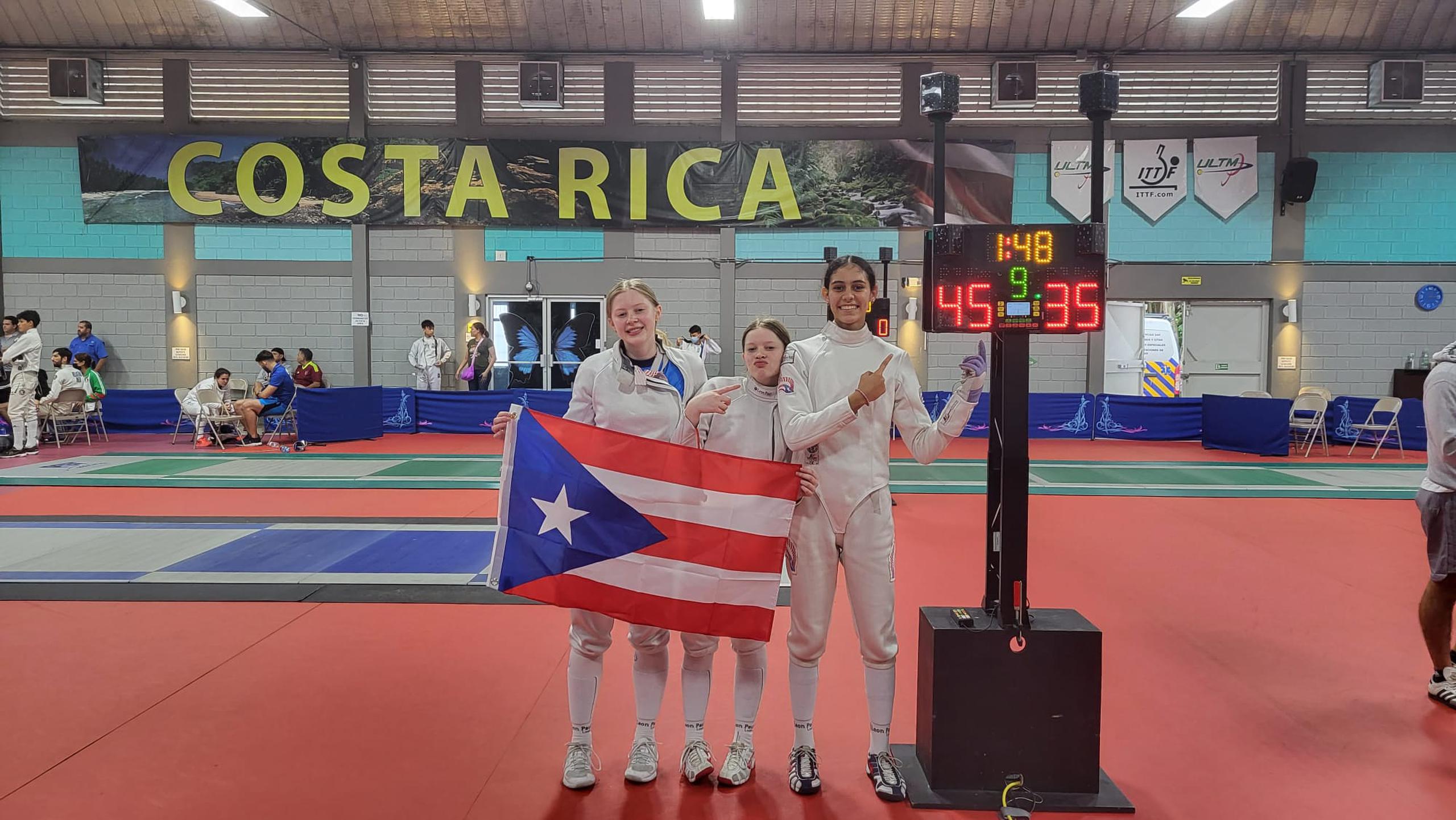 El equipo junior de Puerto Rico posa tras asegurar la medalla de bronce.