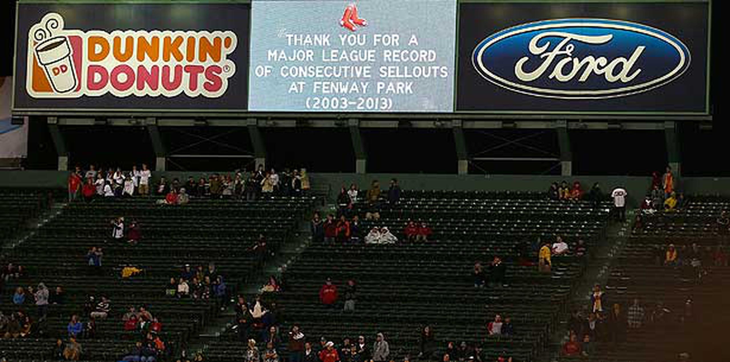Desde el 2003, los Medias Rojas de Boston habían tenido el estadio Fenway Park con todos los boletos vendidos. (Jim Rogash/Getty Images/AFP)