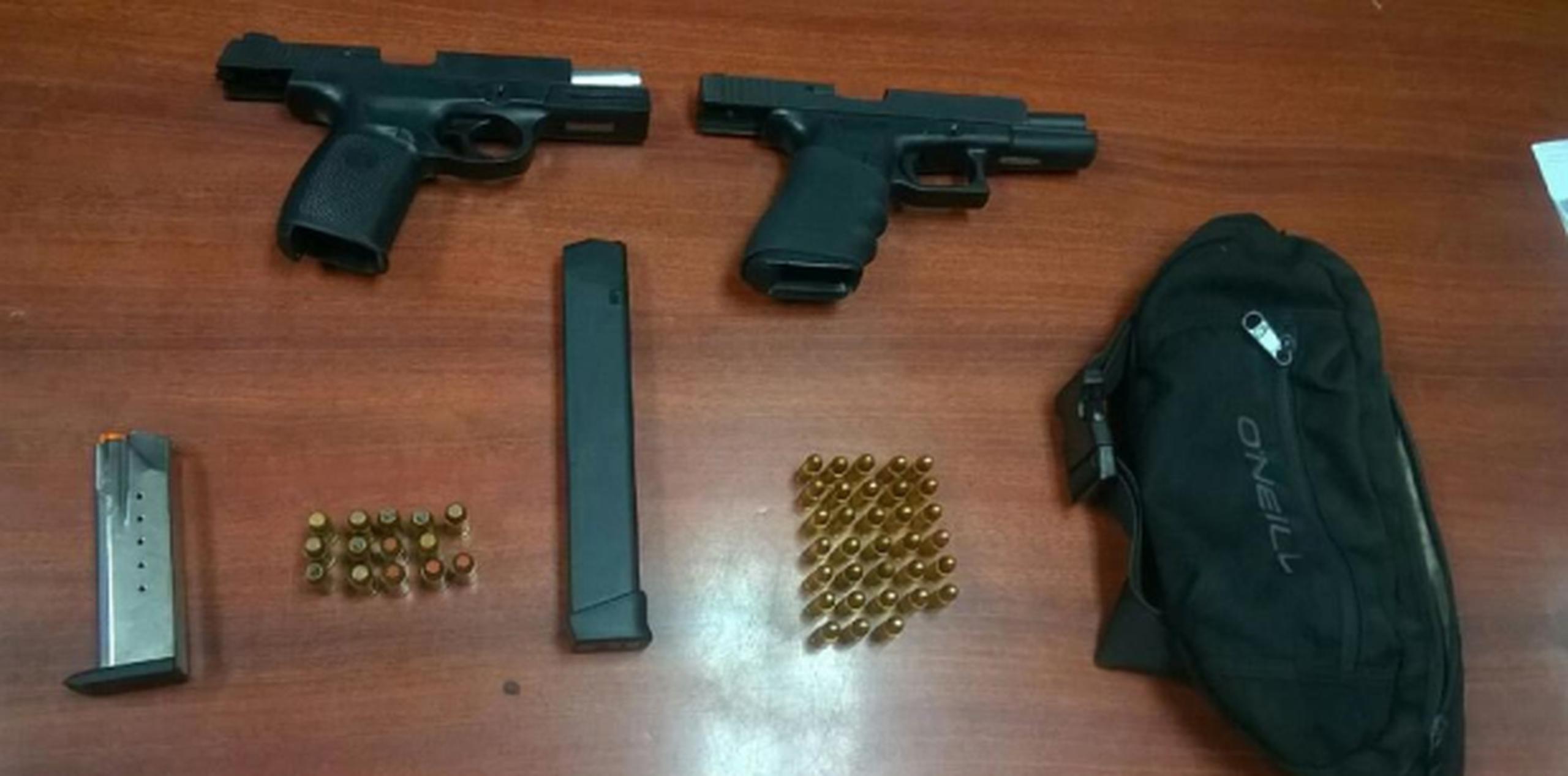Tras la intervención, los agentes de la División de Drogas de Aguadilla le ocuparon dos pistolas cargadas, una marca Glock de calibre .40, otra Smith & Wesson de calibre 9 milímetros, un cargador y $133 en efectivo. (Suministrada)