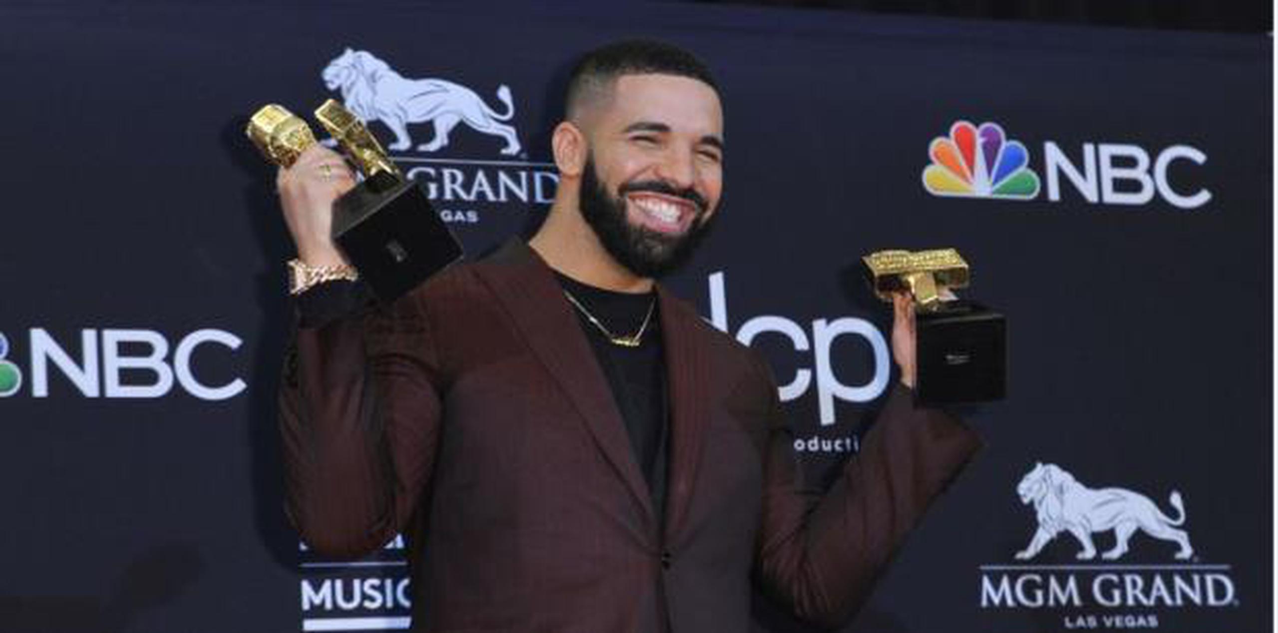 El rapero canadiense se convirtió en el artista más galardonado en la historia de los Billboard, con 27 trofeos obtenidos desde 2016. (AP)
