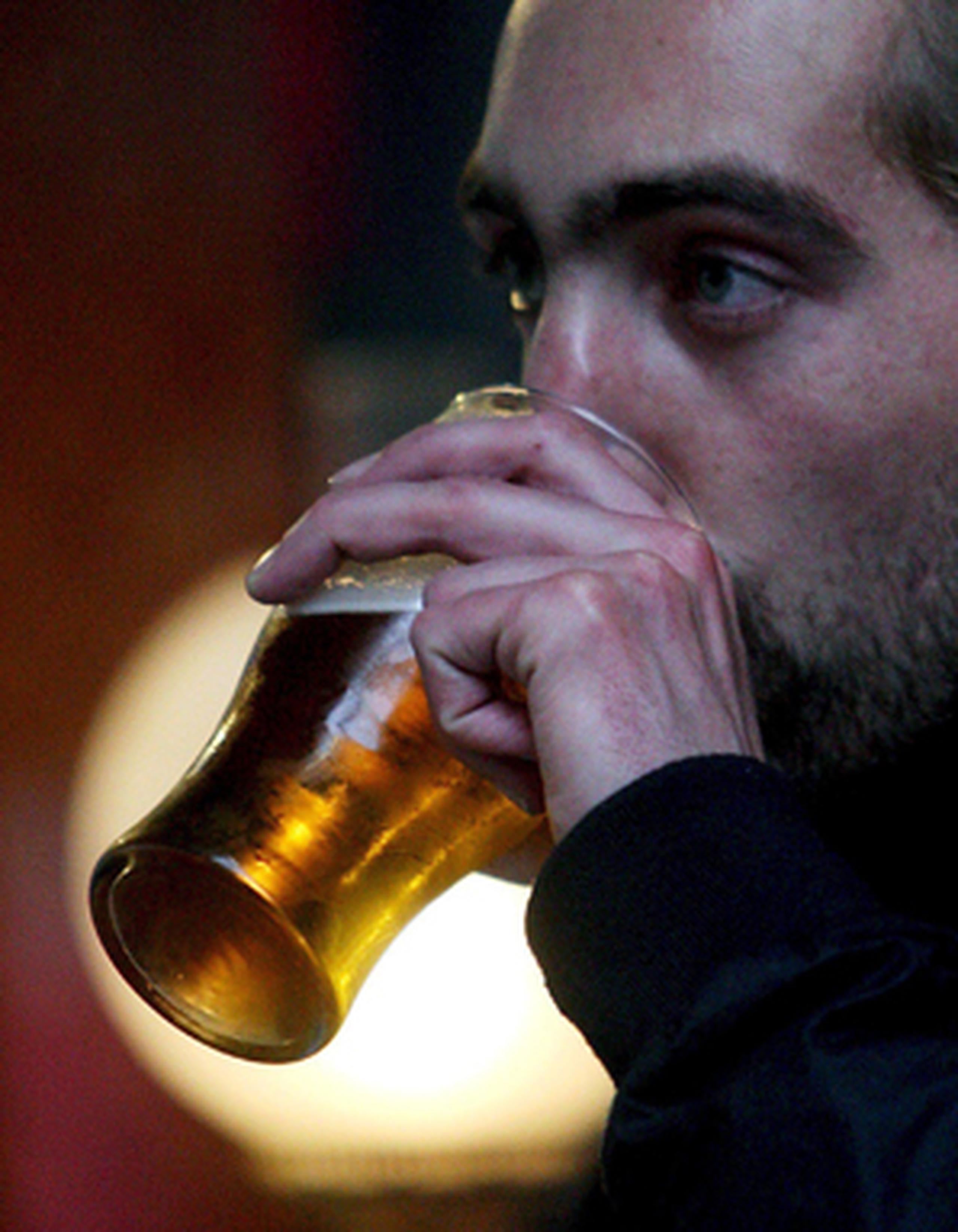 Otra de las causas del por qué los puertorriqueños comienzan a beber alcohol a tan temprana edad es por la conducta social de la isla, donde el consumo de bebidas alcohólicas es tolerado. (Archivo)