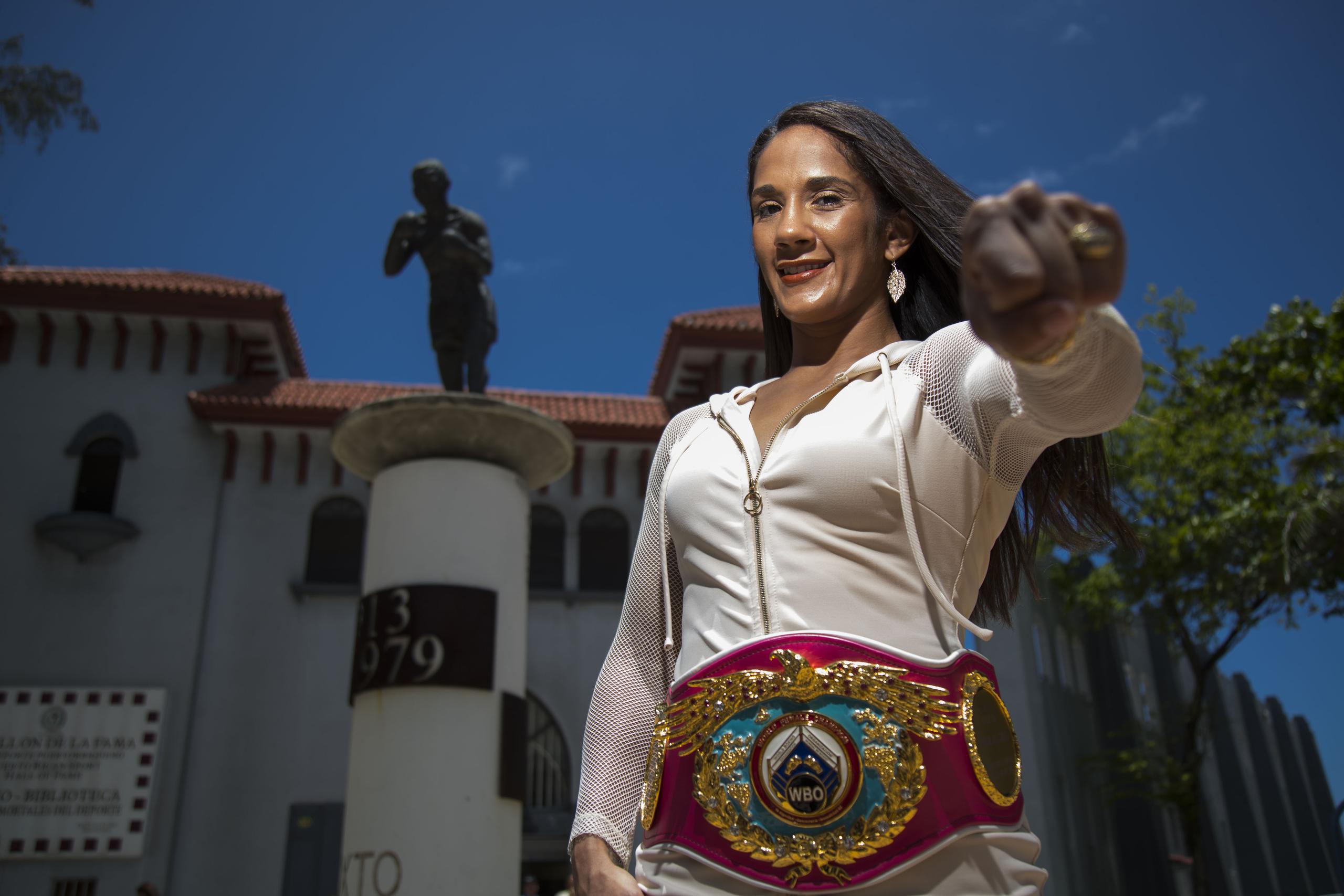 Amanda Serrano es la primera mujer que alcanza la cifra de siete campeonatos mundiales en el boxeo rentado.