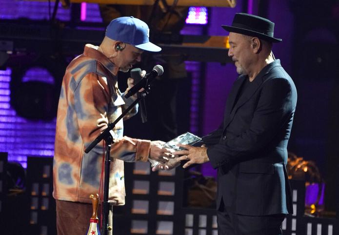 René Pérez le entrega a Rubén Blades el premio a la Persona del Año durante la ceremonia de los Latin Grammy el 18 de noviembre de 2021 en el MGM Grand Garden Arena, en Las Vegas.