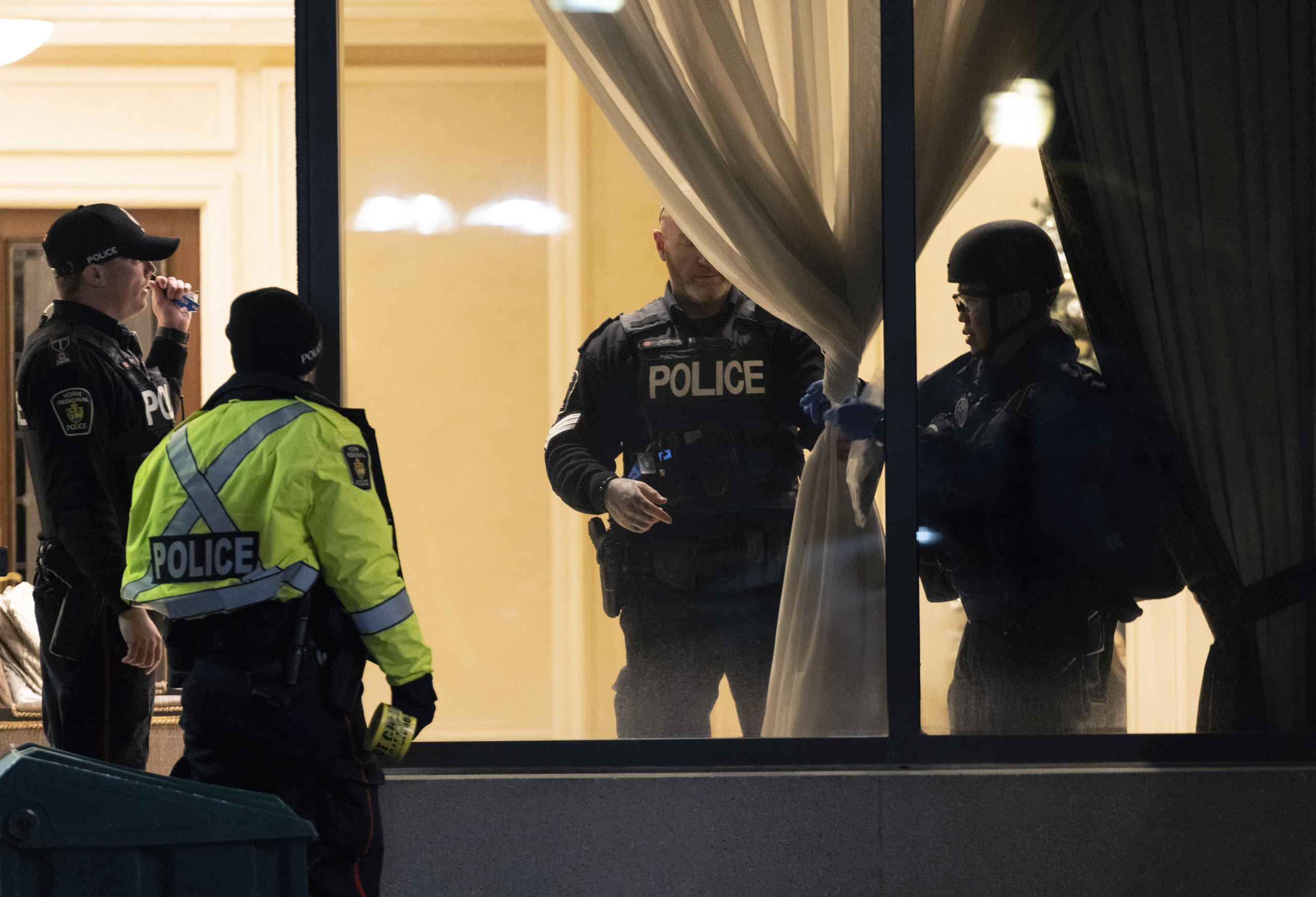 Policías registran el vestíbulo de un edificio en condominio luego de un tiroteo que ocurrió el pasado domingo, en Vaughan, Ontario.