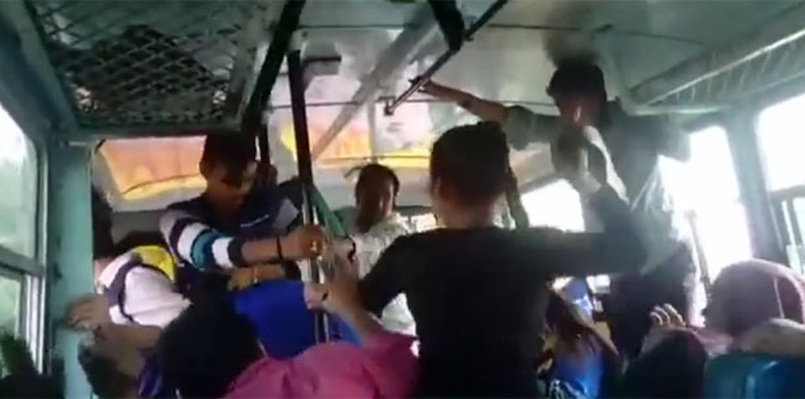 Las hermanas dijeron que ninguno de los otros pasajeros del autobús la socorrió y que les dijeron que no provocaran a los hombres porque podían atacarlas después o echarles ácido. (YouTube)