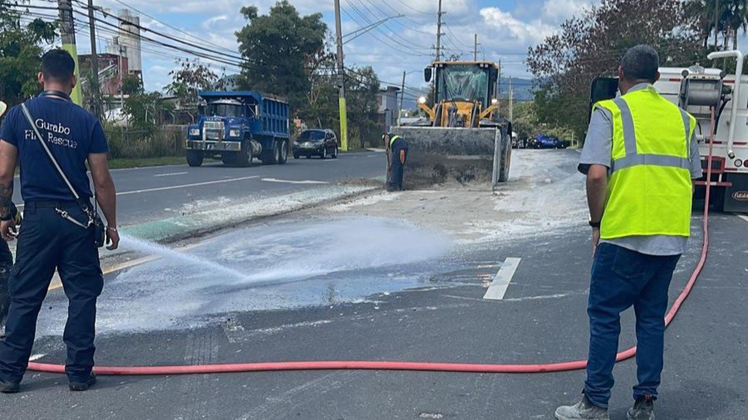 La carretera PR-189 en Gurabo fue reabierta al culminar las labores de limpieza de la vía donde un camión derramó mezcla de cemento.