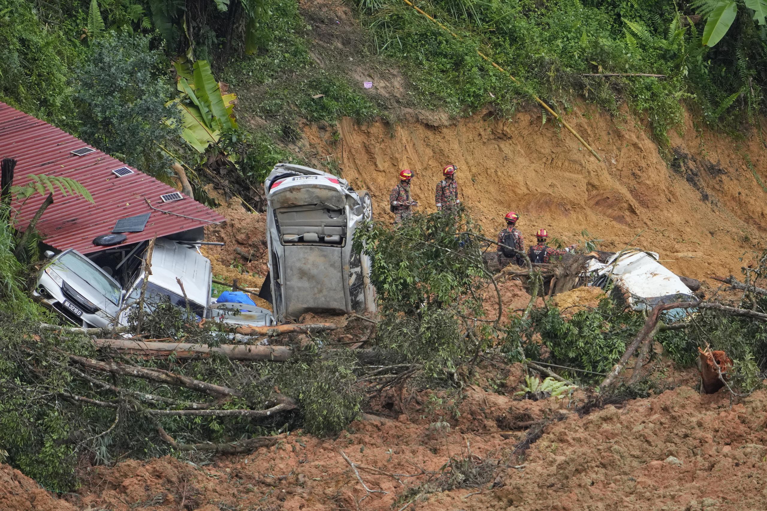 Las causas del incidente hasta el momento son desconocidas, aunque el país se encuentra en plena temporada de monzón, que ya ha obligado el desplazamiento de más de 70,000 personas.