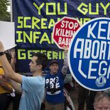 Temen violencia tras posible revocación del fallo que legalizó el aborto en Estados Unidos