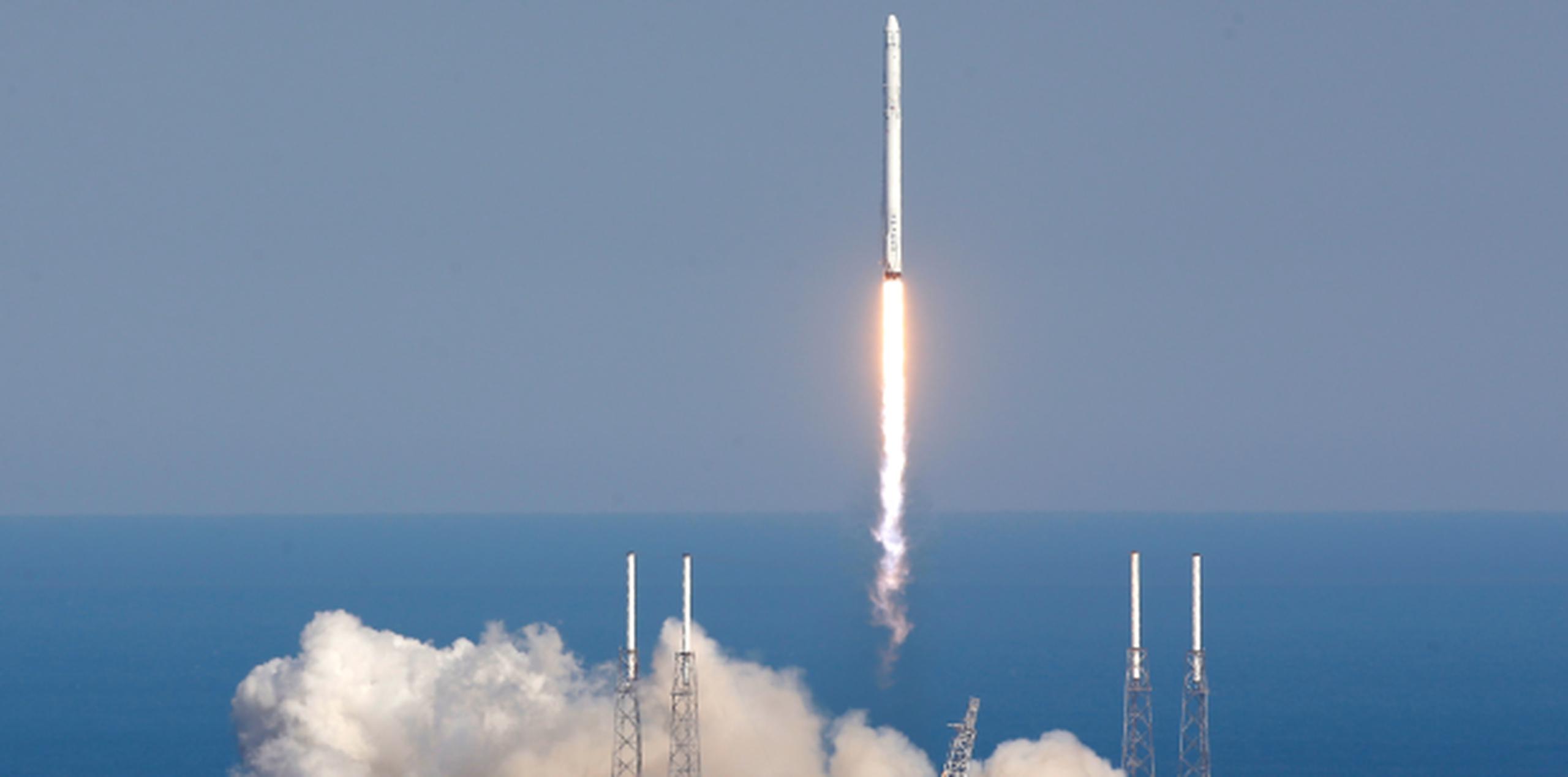 El cohete Falcon 9 de SpaceX despega con éxito desde una plataforma de lanzamiento en el Centro Espacial Kennedy de Cavo Cañaveral, en Florida. (AP/John Raoux)