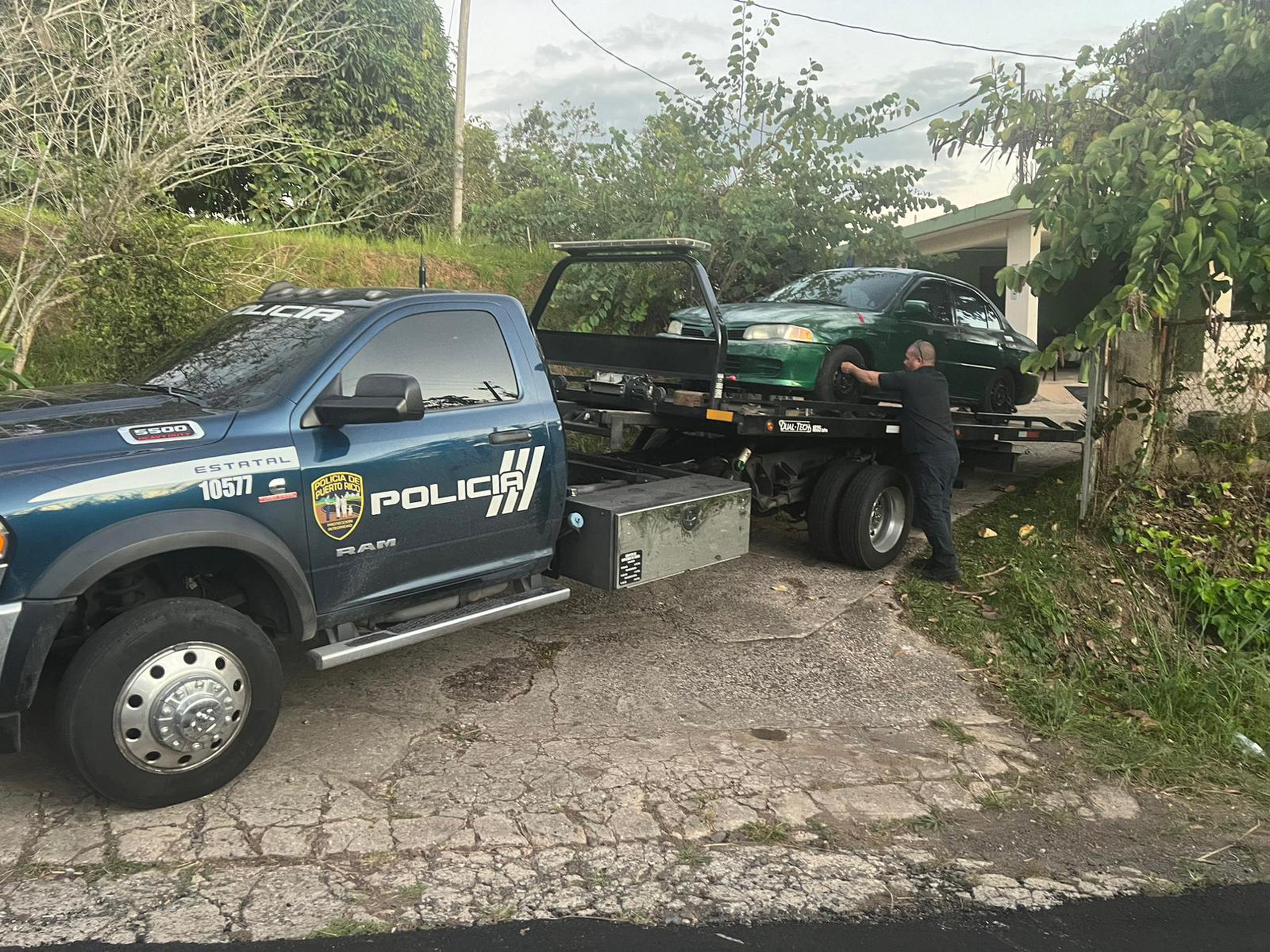 El automóvil Mitsubishi Mirage, color verde oscuro fue ocupado anoche en la carretera PR-420 del barrio Corcovada, en Añasco, como parte de la pesquisa del atentatado contra el aspirante a senador por acumulación Eliezer Molina Pérez.