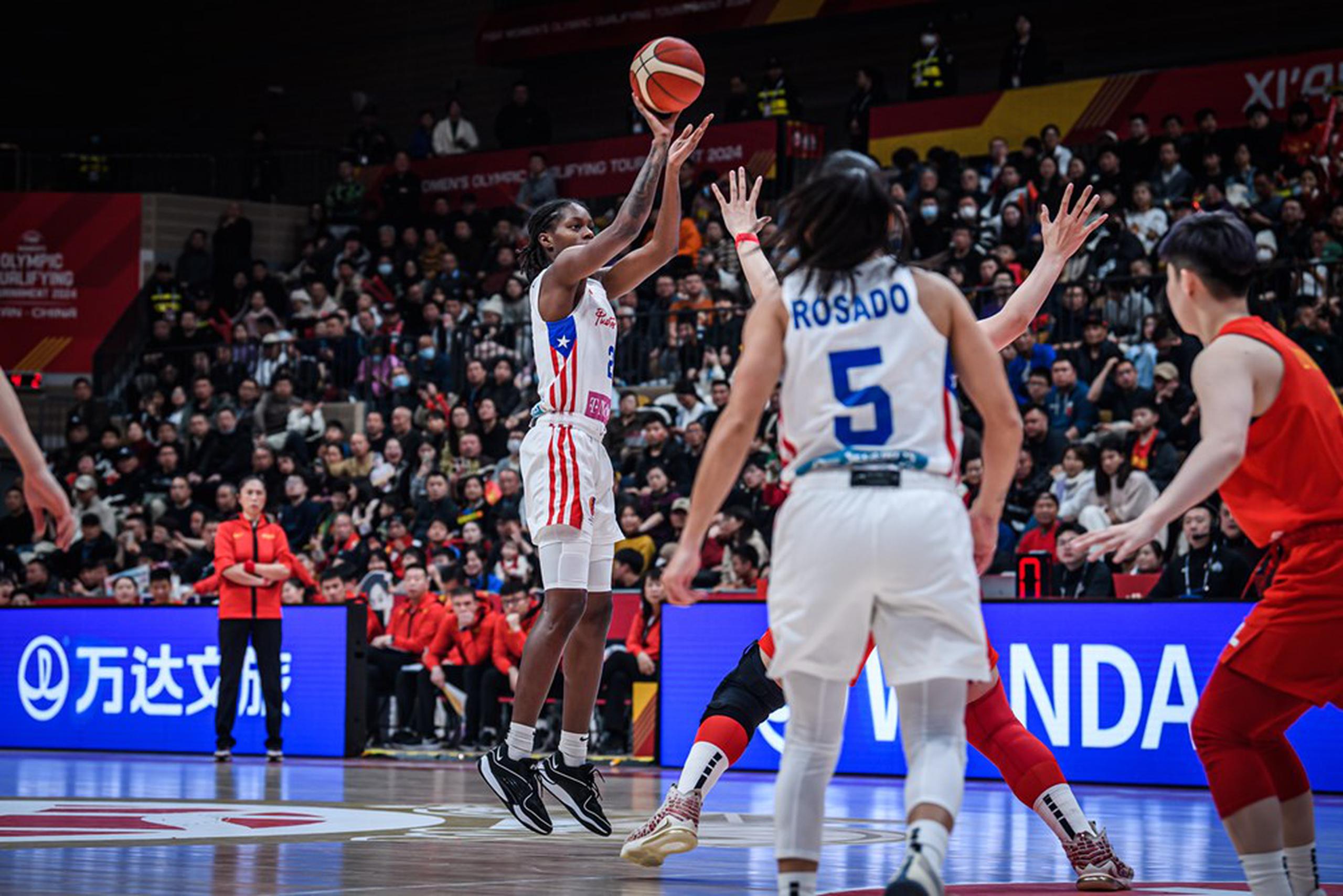 Mia Hollingshed toma un intento durante el partido. (FIBA)