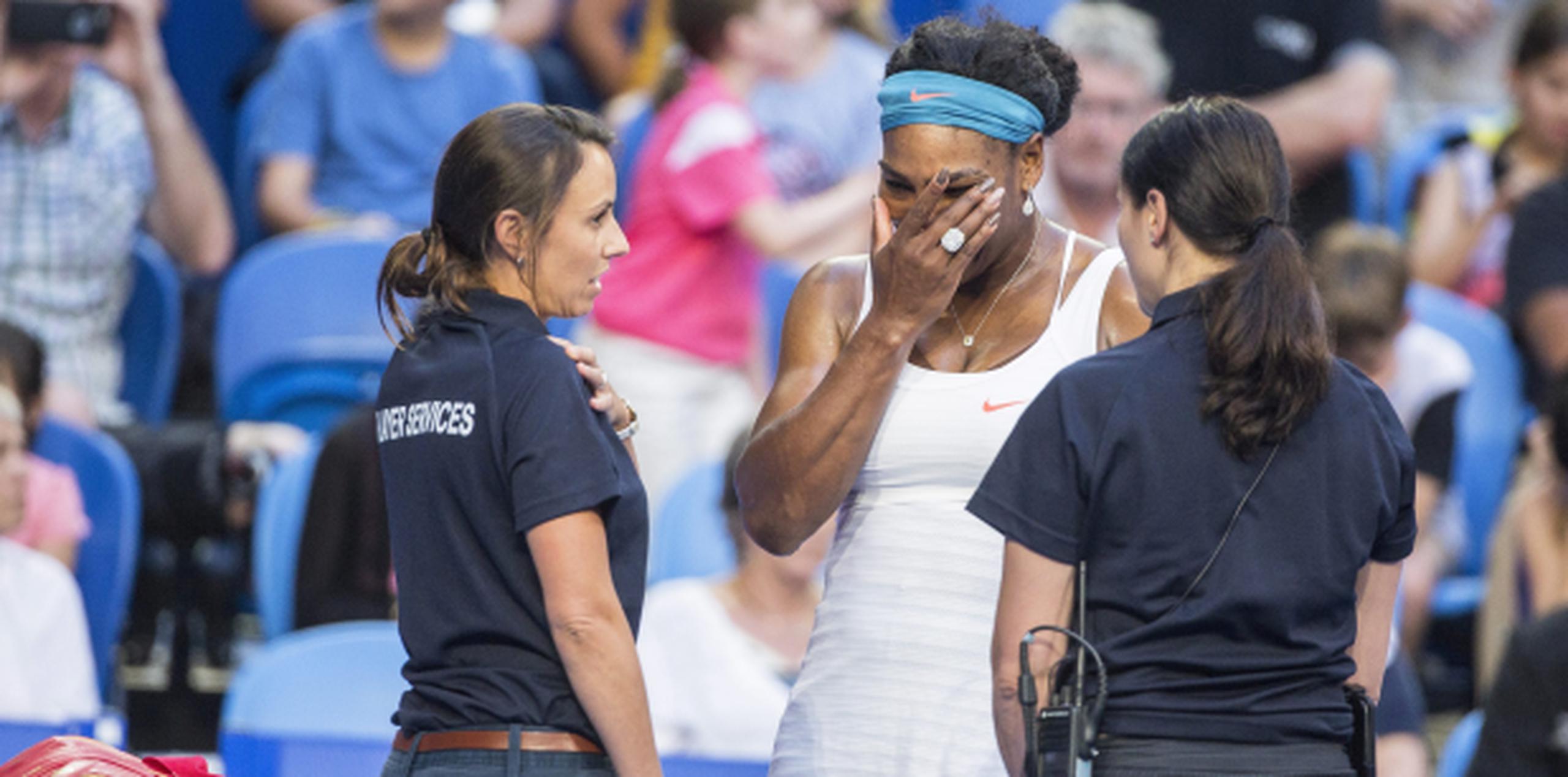 La tenista estadounidense llora frente al personal médico antes de retirarse del partido. (EFE / Tony Mcdonough)