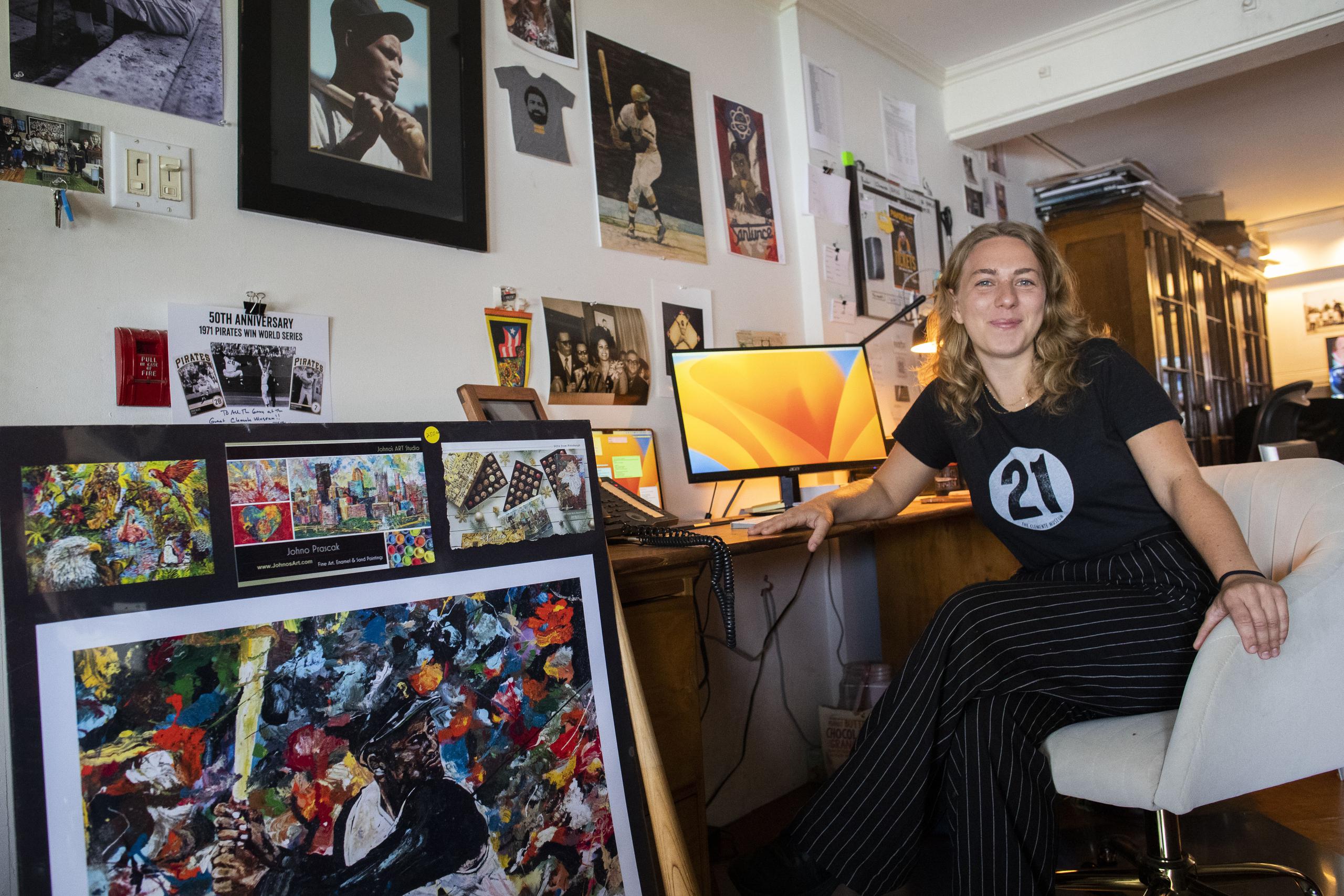 Zoe Fishter, de Community Outreach Manager, está idetificada con el #21 y rodeada de arte y recuerdos del Astro Boricua que le dan vida al Museo de Roberto Clemente en Pittsburgh.