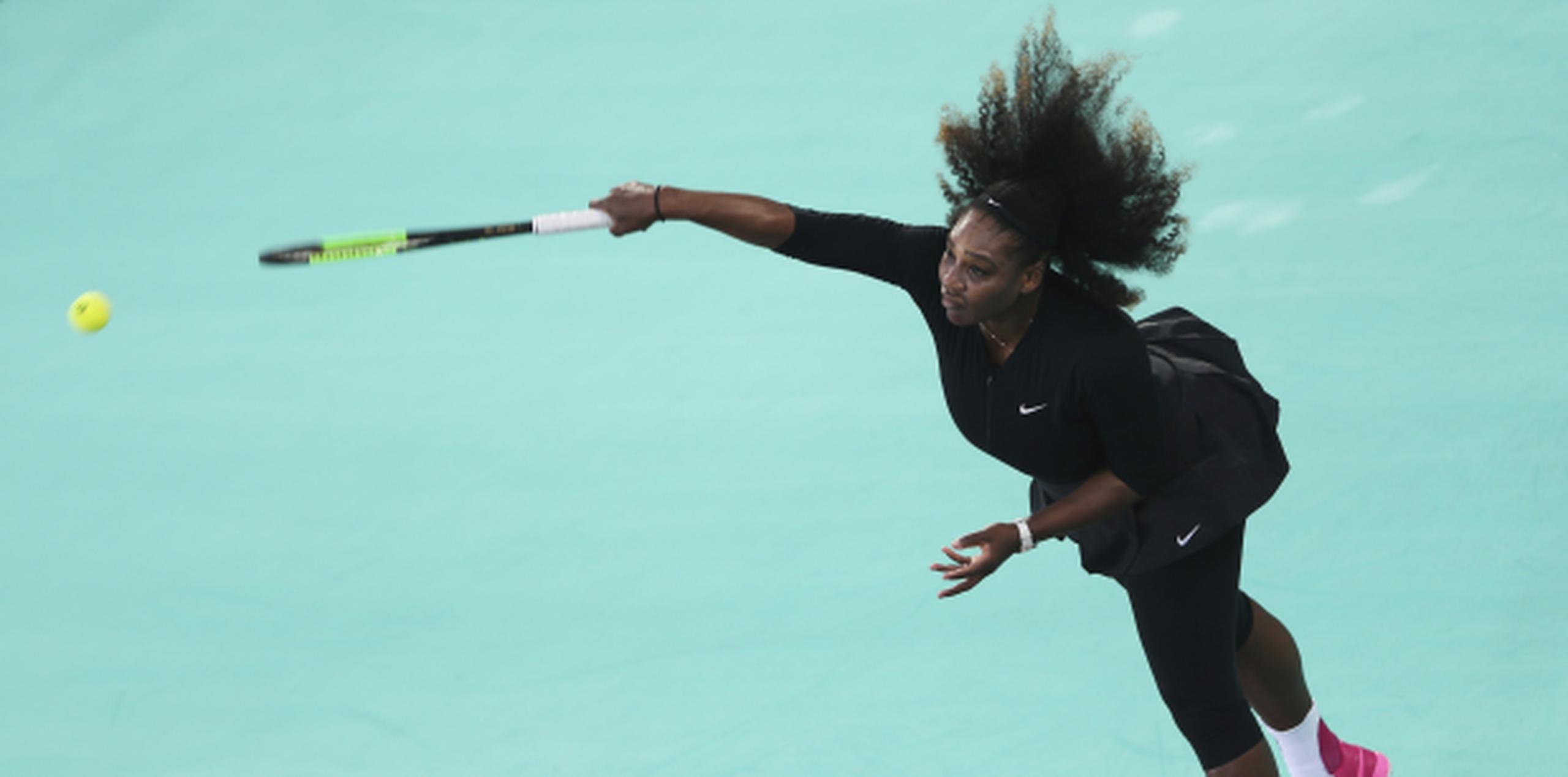 Serena Williams tuvo problemas con su servicio. (AP / Kamran Jebreili)
