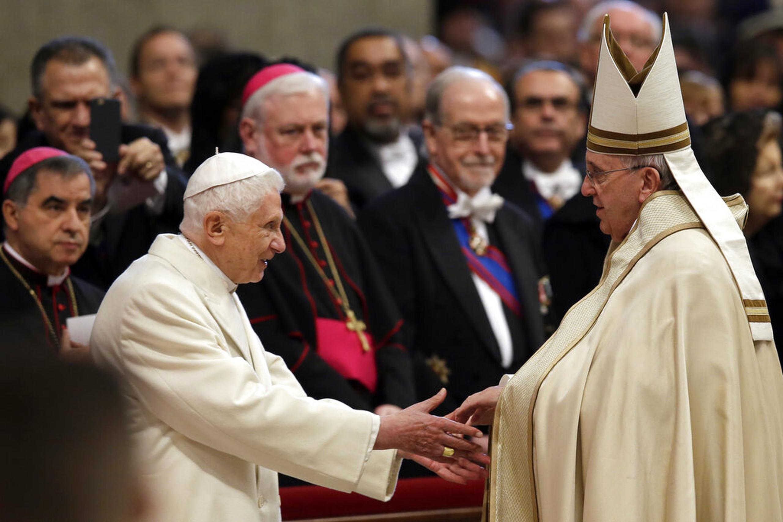 El papa emérito Benedicto XVI saluda al papa Francisco en la Basílica de San Pedro el 14 de febrero de 2015.