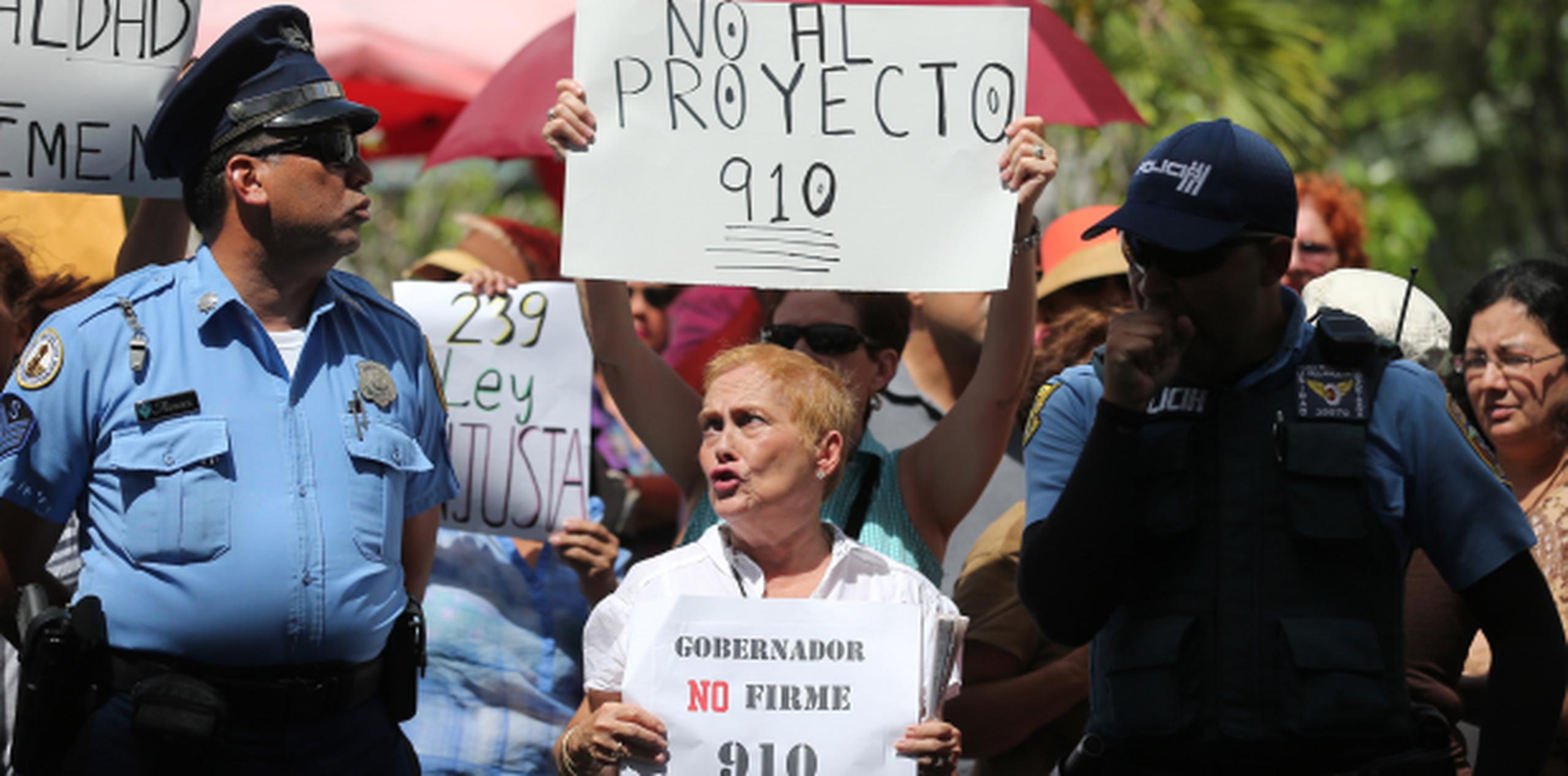 Los vecinos de estas comunidades marcharon hoy hasta La Fortaleza con consignas como "dueños sí, socios no". (vanessa.serra@gfrmedia.com)