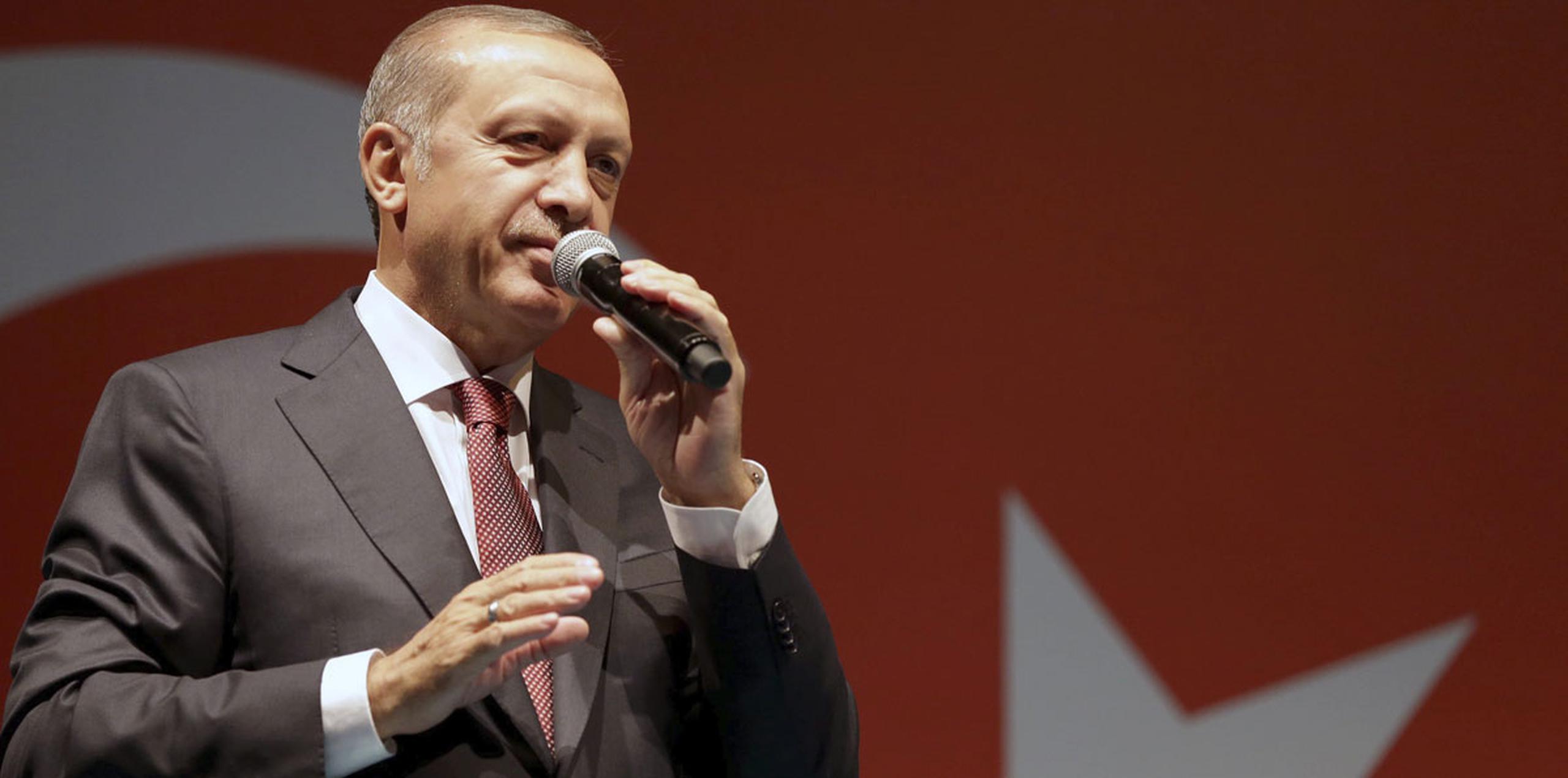 Hablando ante centenares de partidarios en las afueras de su residencia en Estambul en las primeras horas del martes, Erdogan respondió a llamados a la pena de muerte diciendo simplemente: "No se pueden soslayar las demandas del pueblo". (EFE)