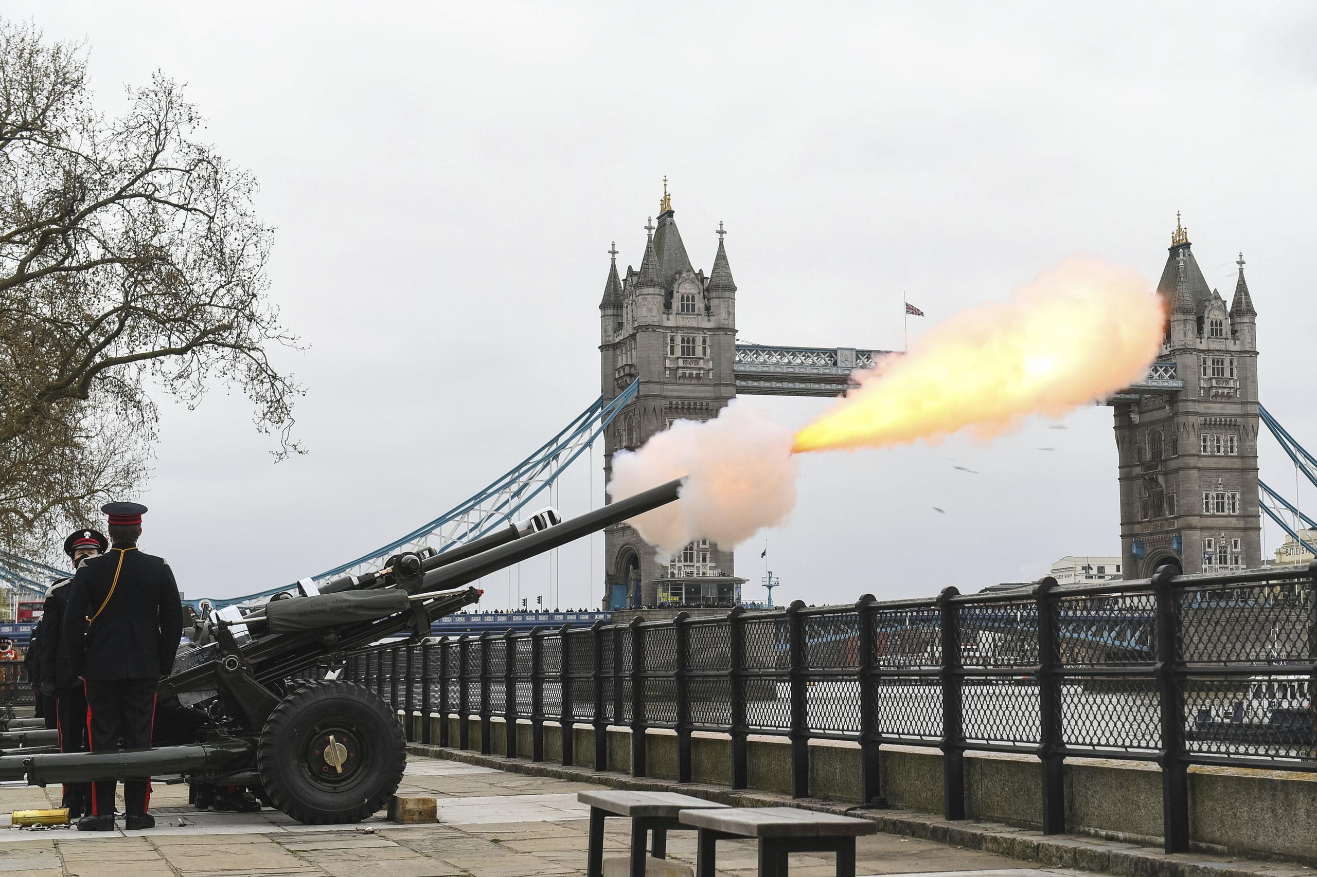 Miembros de la Honorable Compañía de Artillería disparó la ronda de 41 cañonazos junto a la Torre de Londres en memoria del príncipe Felipe.
