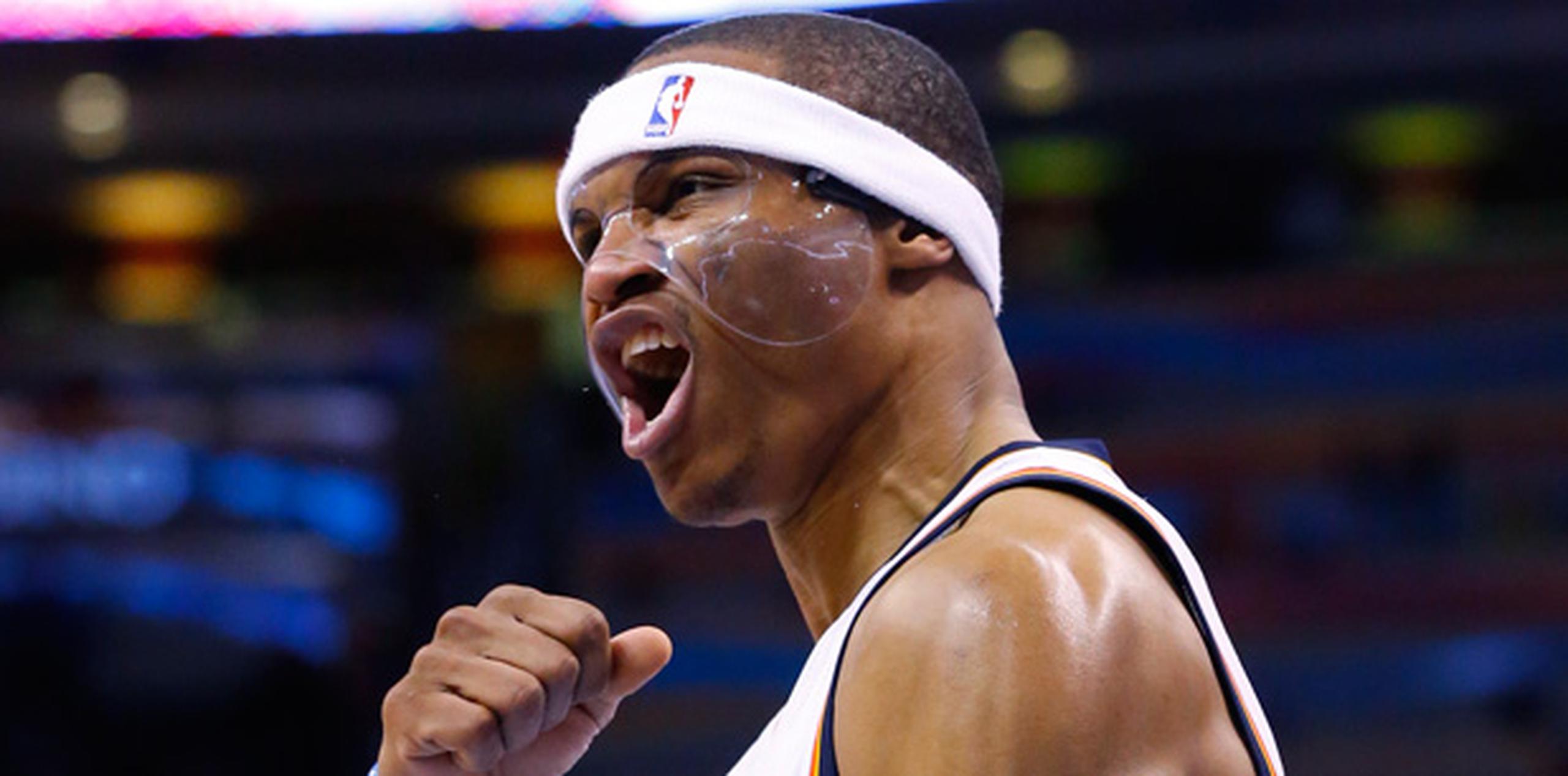 Westbrook usó una máscara protectora y una banda en la cabeza, luego de sufrir una fractura en el hueso de la mejilla derecha, el viernes pasado ante Portland.  (AP)
