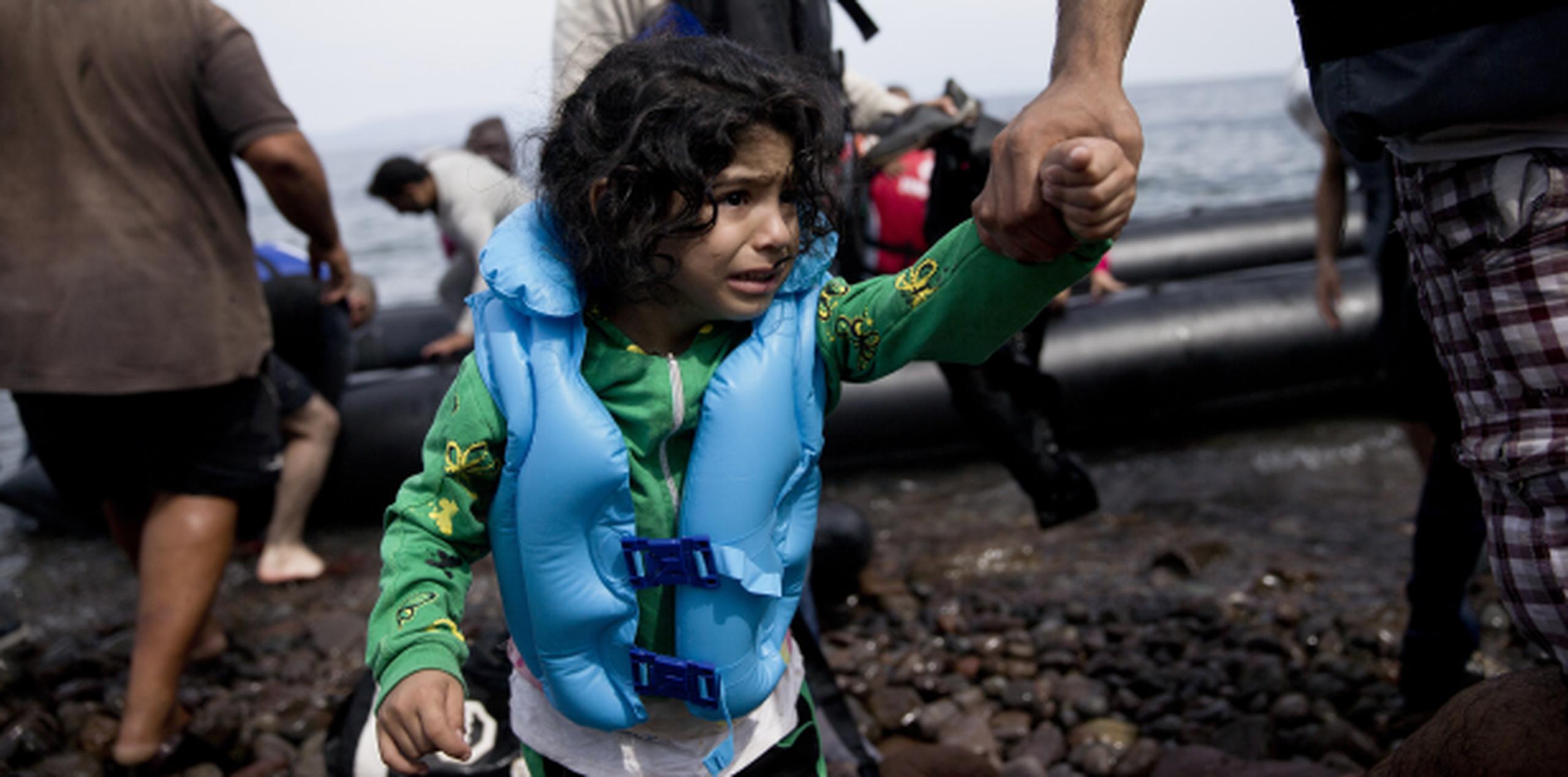 Una niña a su llegada a la isla griega de Lesbos, tras una travesía desde Turquía. (AP/Petros Giannakouris)