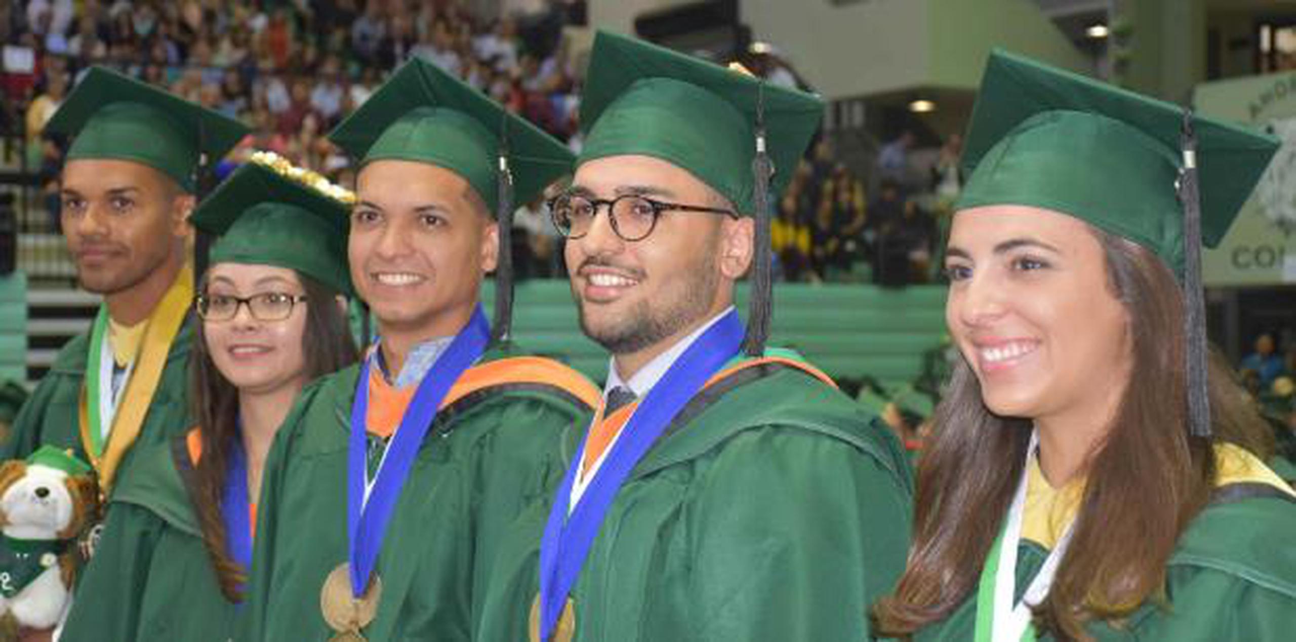 Los graduandos, ataviados con sus togas con el sello oficial y los emblemáticos colores verde y blanco del siempre Colegio de Mayagüez, fueron los protagonistas de dos sesiones.  (Suministrada)