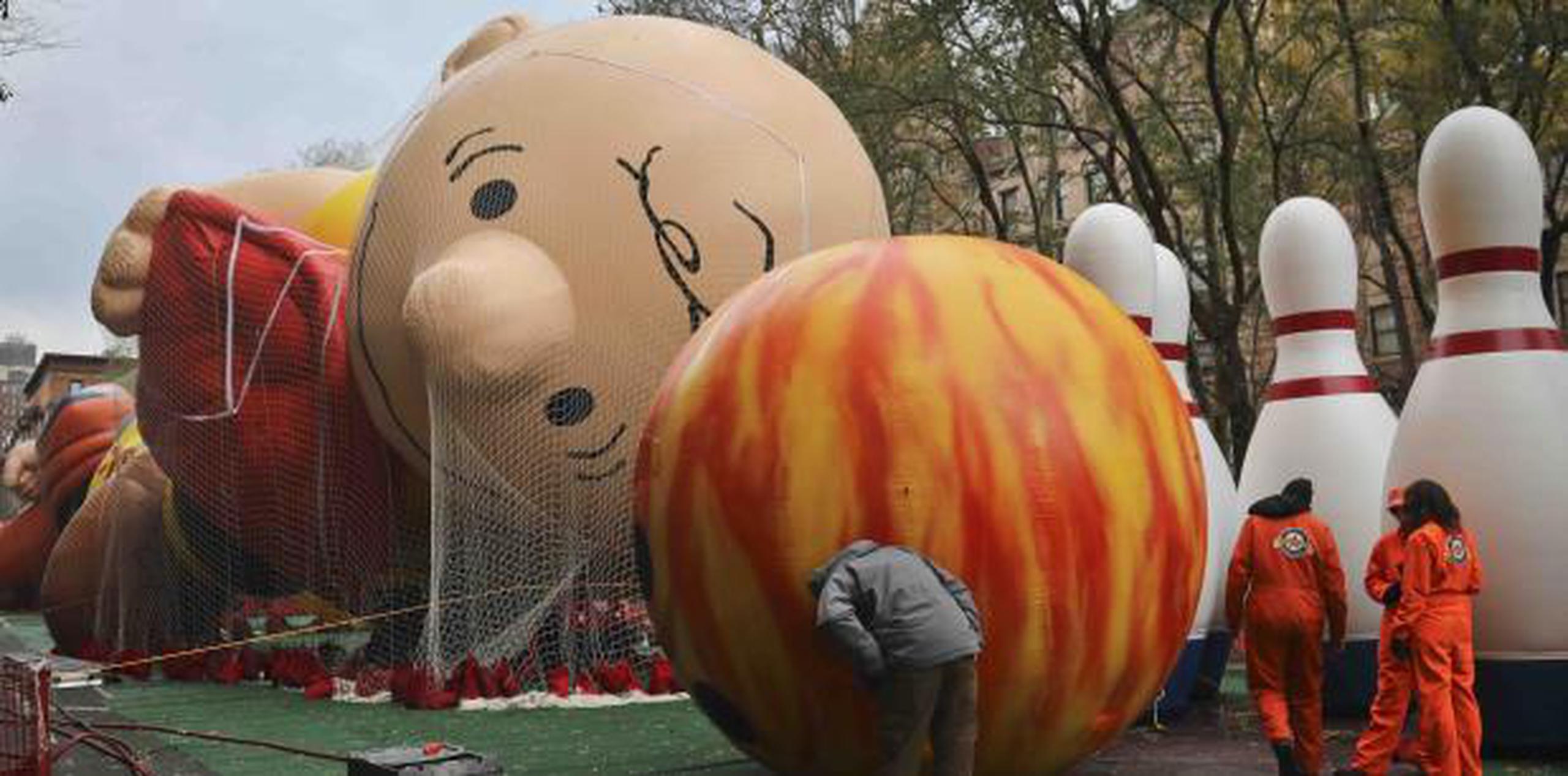 Los globos que se usarían hoy fueron inflados ayer. (AP)