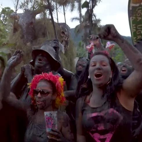 La samba y el lodo se adueñan del Carnaval de Río de Janeiro
