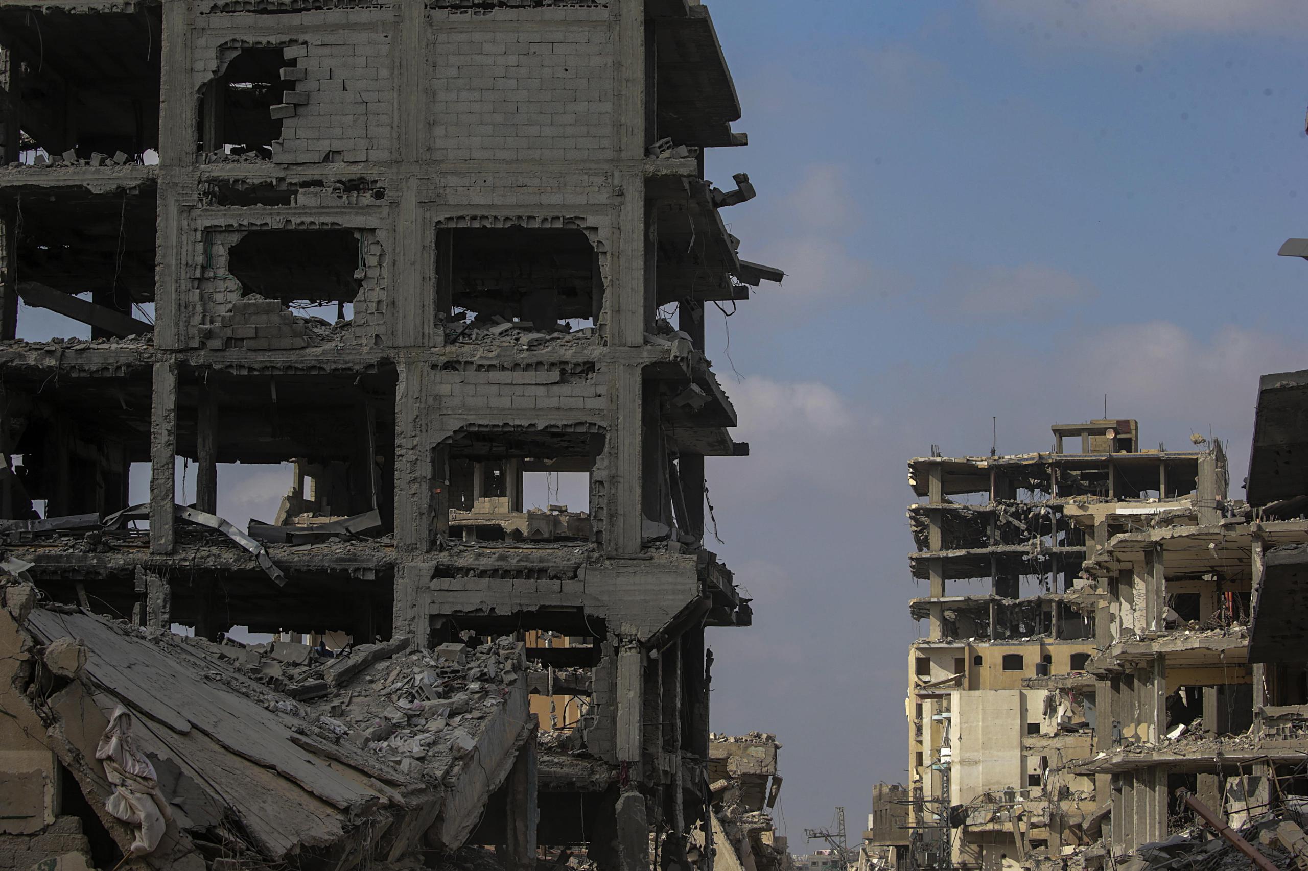 Edificios destruidos en Jan Yunis después de que el ejército israelí retirara sus tropas del sur de la Franja de Gaza, el 30 de abril de 2024. (EFE/EPA/MOHAMMED SABER)